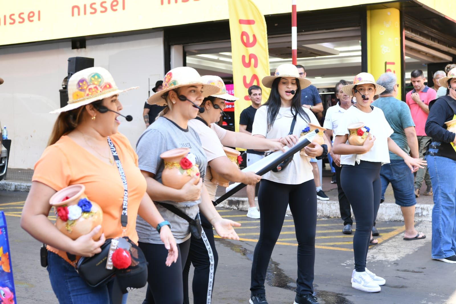 Sorpresivo flashmob en el centro de Ciudad del Este, en homenaje a la mujer paraguaya