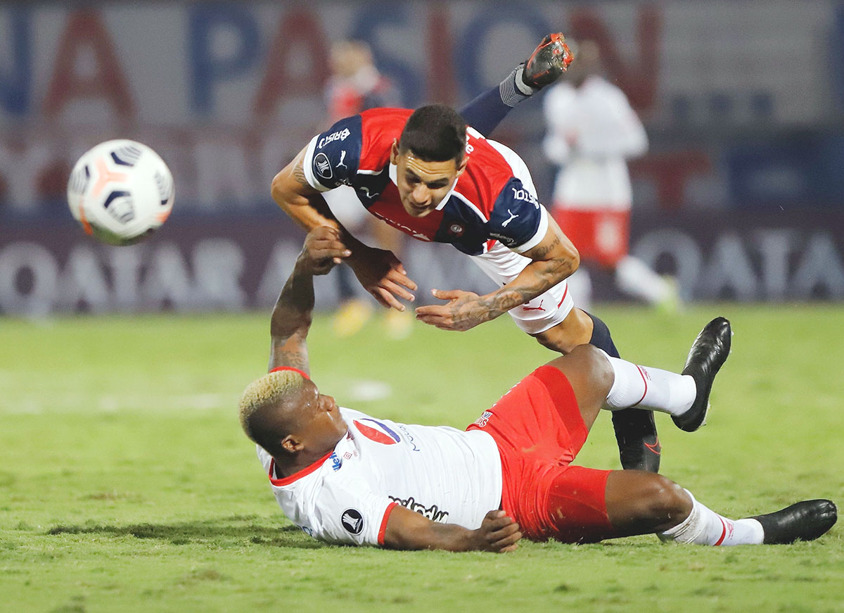 Arriesgada intervención de Sergio Bareiro ante la fuerte marca del colombiano Torres.