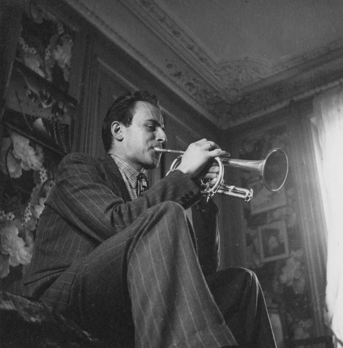 Boris Vian, tocando la trompeta en 1946.