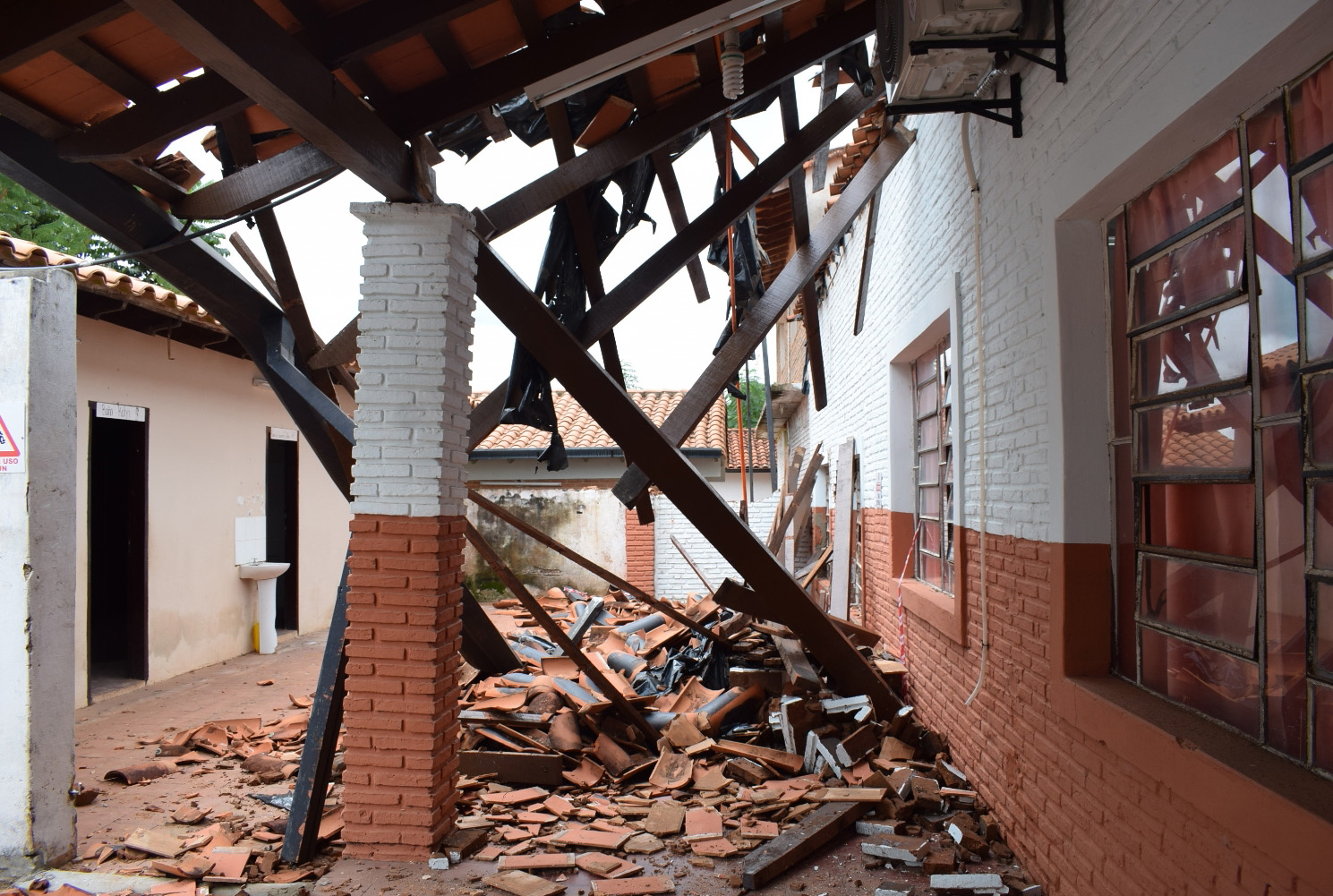Restos de madera quedaron colgados tras el derrumbe de parte de la galería de la escuela Monseñor Ángel Nicolás Acha Duarte.
