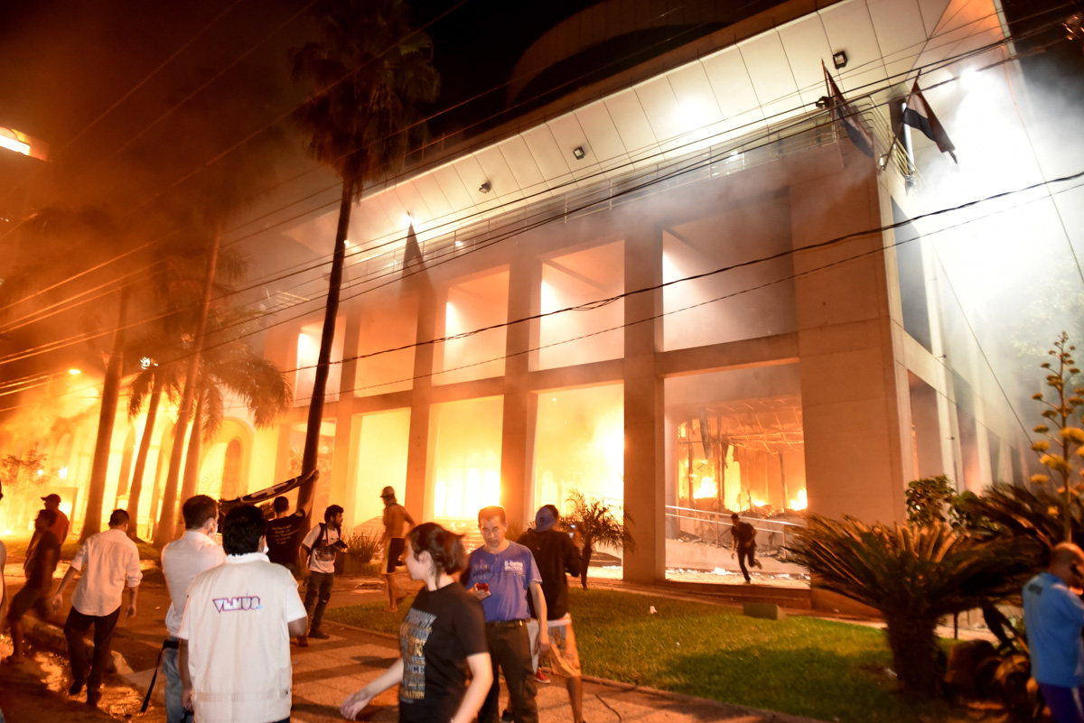 El afán de reelección de Horacio Cartes (ANR) desemboca en el incendio de la sede del Congreso Nacional, el 31 de marzo del 2017.