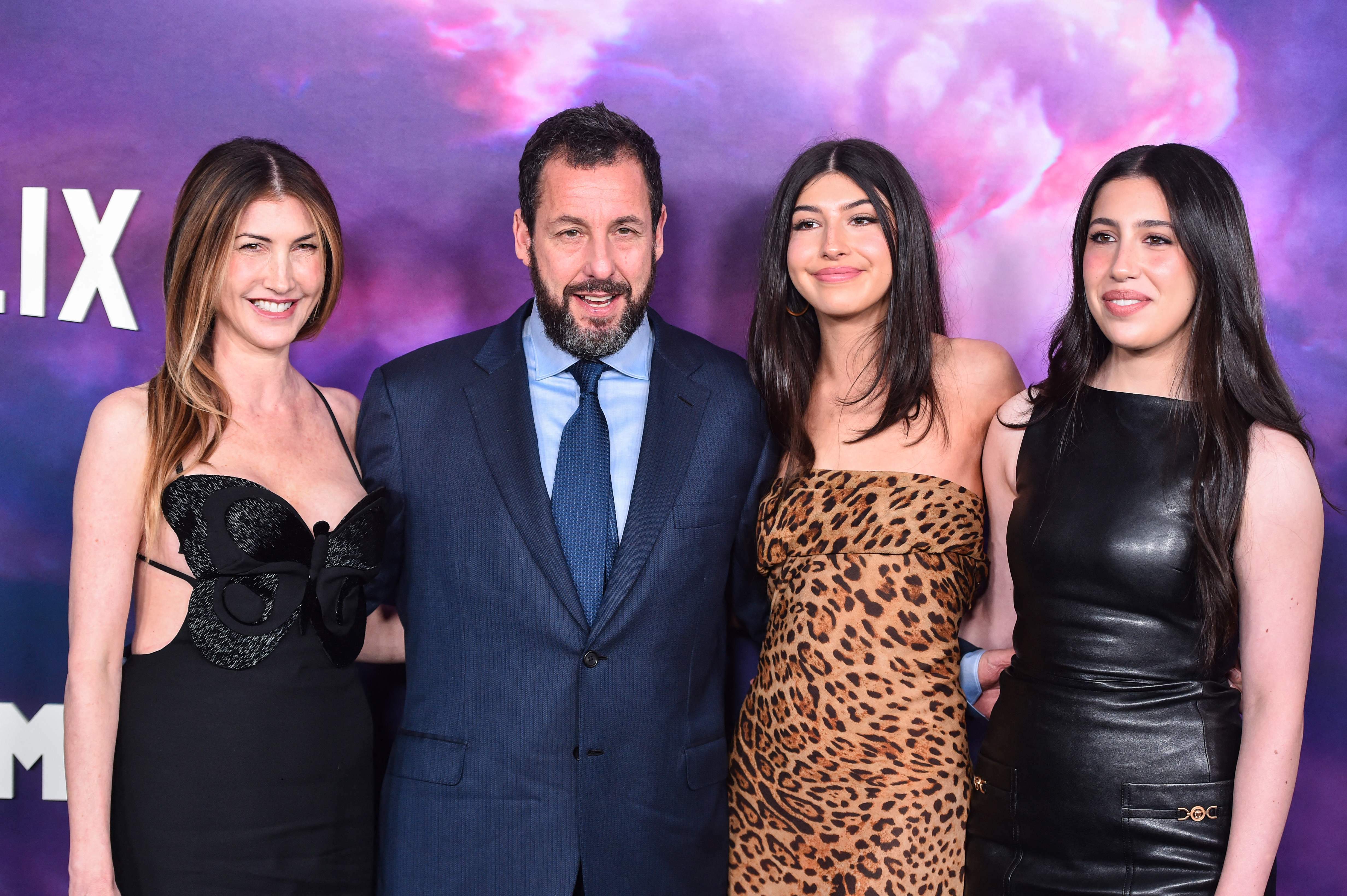 Adam Sandler se luce con sus tres mujeres - Gente - ABC Color