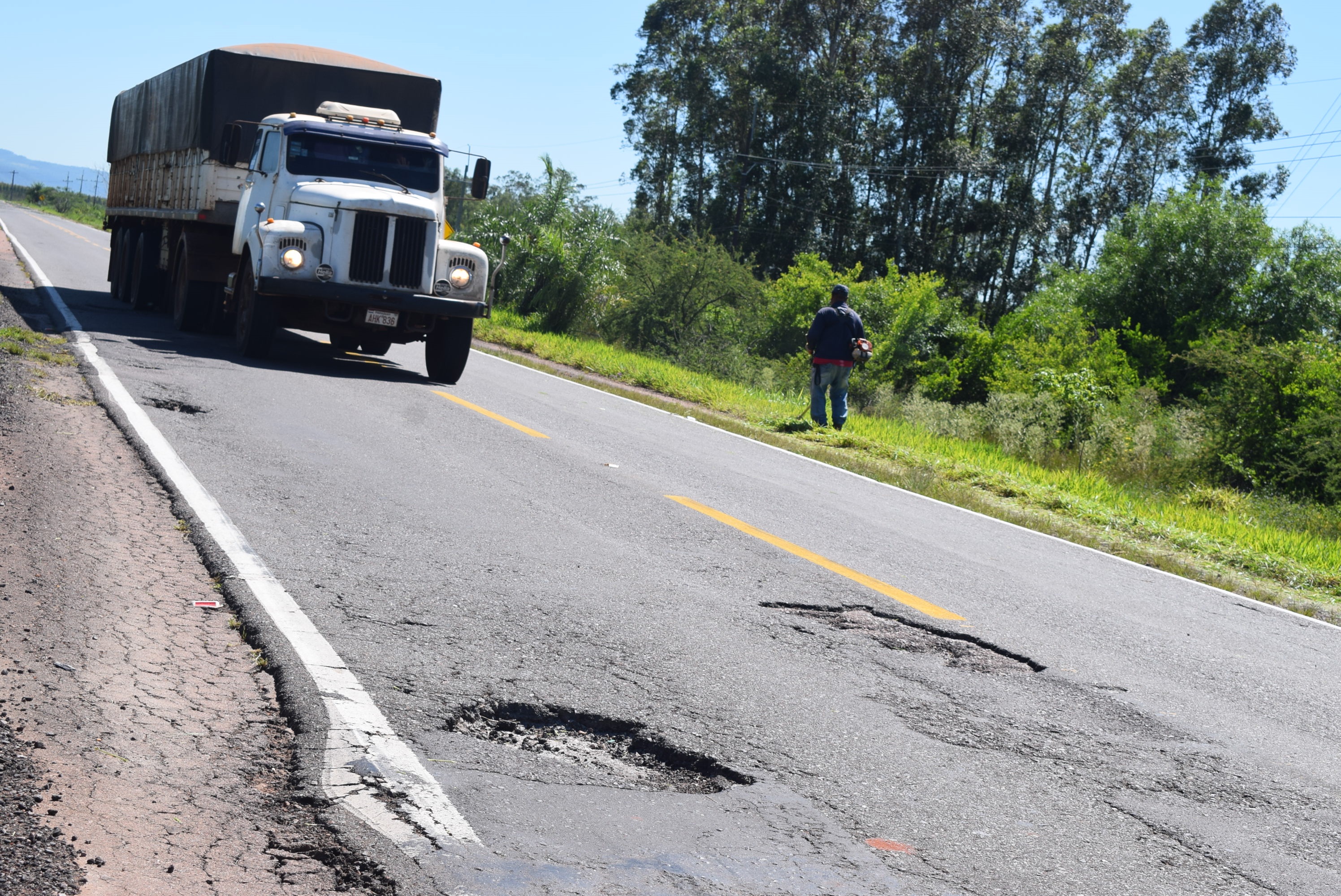 Se reactiva ley que obligará al MOPC a construir rutas de cemento nacional