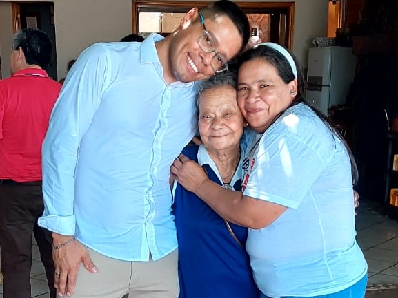 Emotivo reencuentro: madre e hija se abrazaron tras casi 50 años -  Nacionales - ABC Color