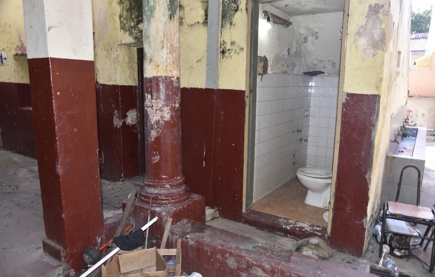 En la escuela básica N° 1, República Argentina, la humedad destroza paredes y techos. Las sillas y pupitres también están rotos.