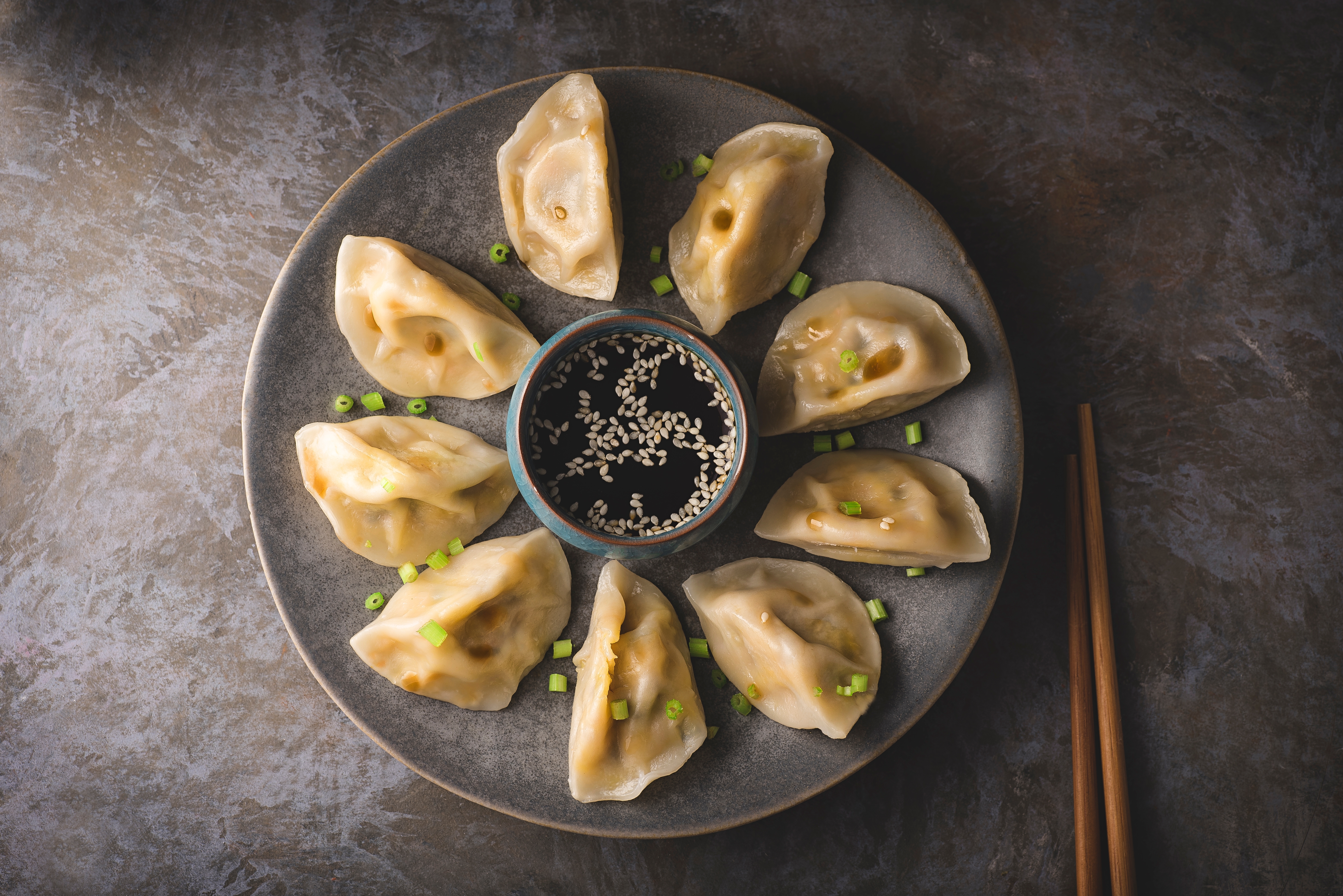 Comida China: empanadas al vapor con relleno de carne de cerdo y