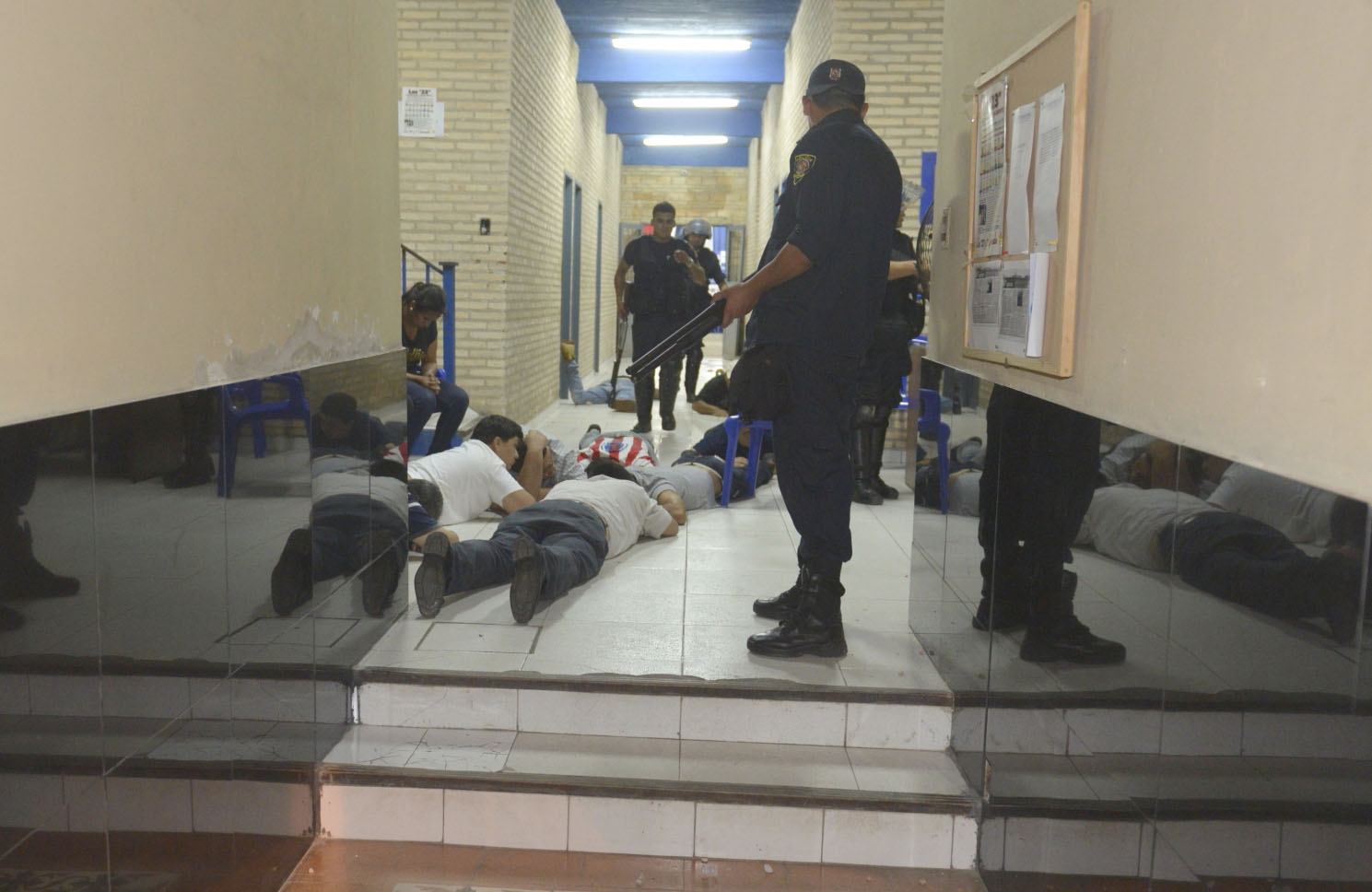 Efectivos de la Policía se concentran en amenazar a los liberales, mientras Rodrigo agoniza.
