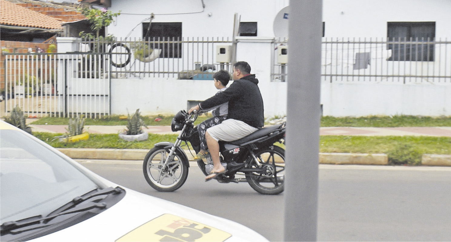 La imprudencia de llevar a un niño al frente de una motocicleta y sin elementos de seguridad.