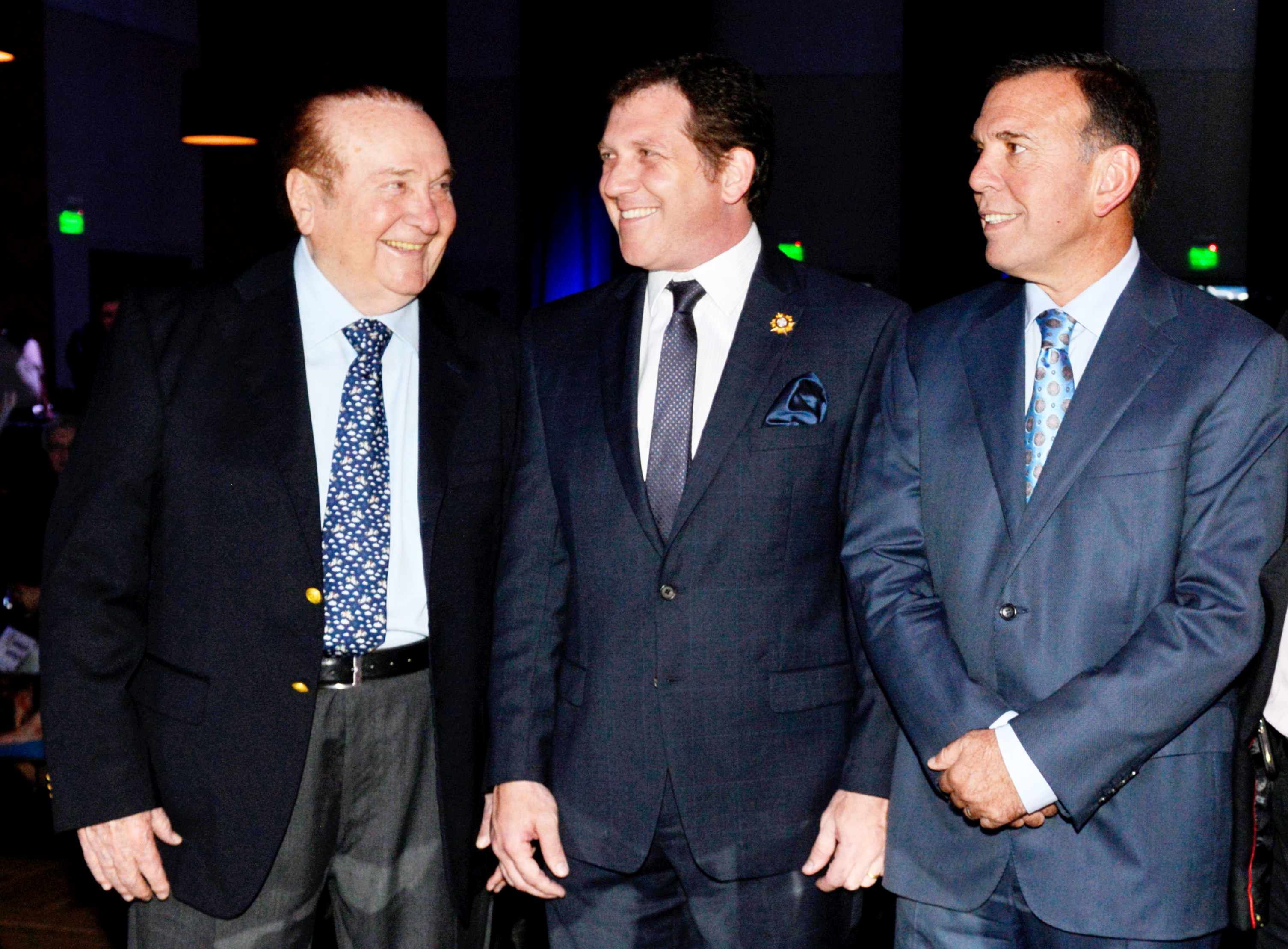 Sonrientes, Nicolás Léoz, Alejandro Domínguez  y Juan Ángel Napout, durante una premiación en la Conmebol, el 11 de diciembre de 2014, cinco meses antes de destaparse el escándalo del FIFAgate.