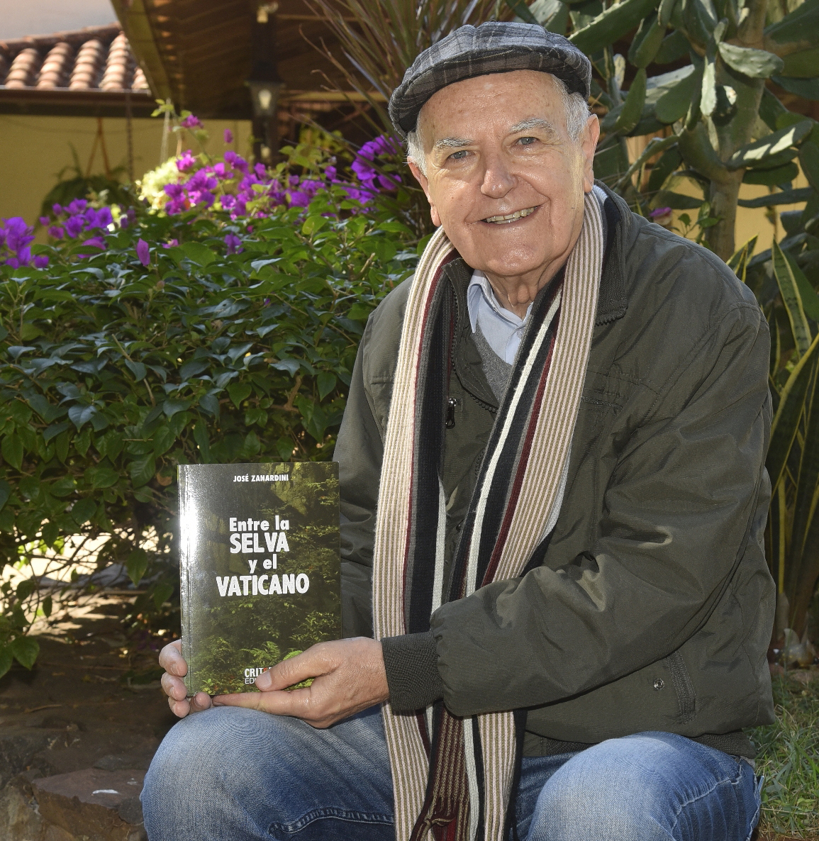 El padre José Zanardini exhibe su última obra, la novela “Entre la selva y el Vaticano”