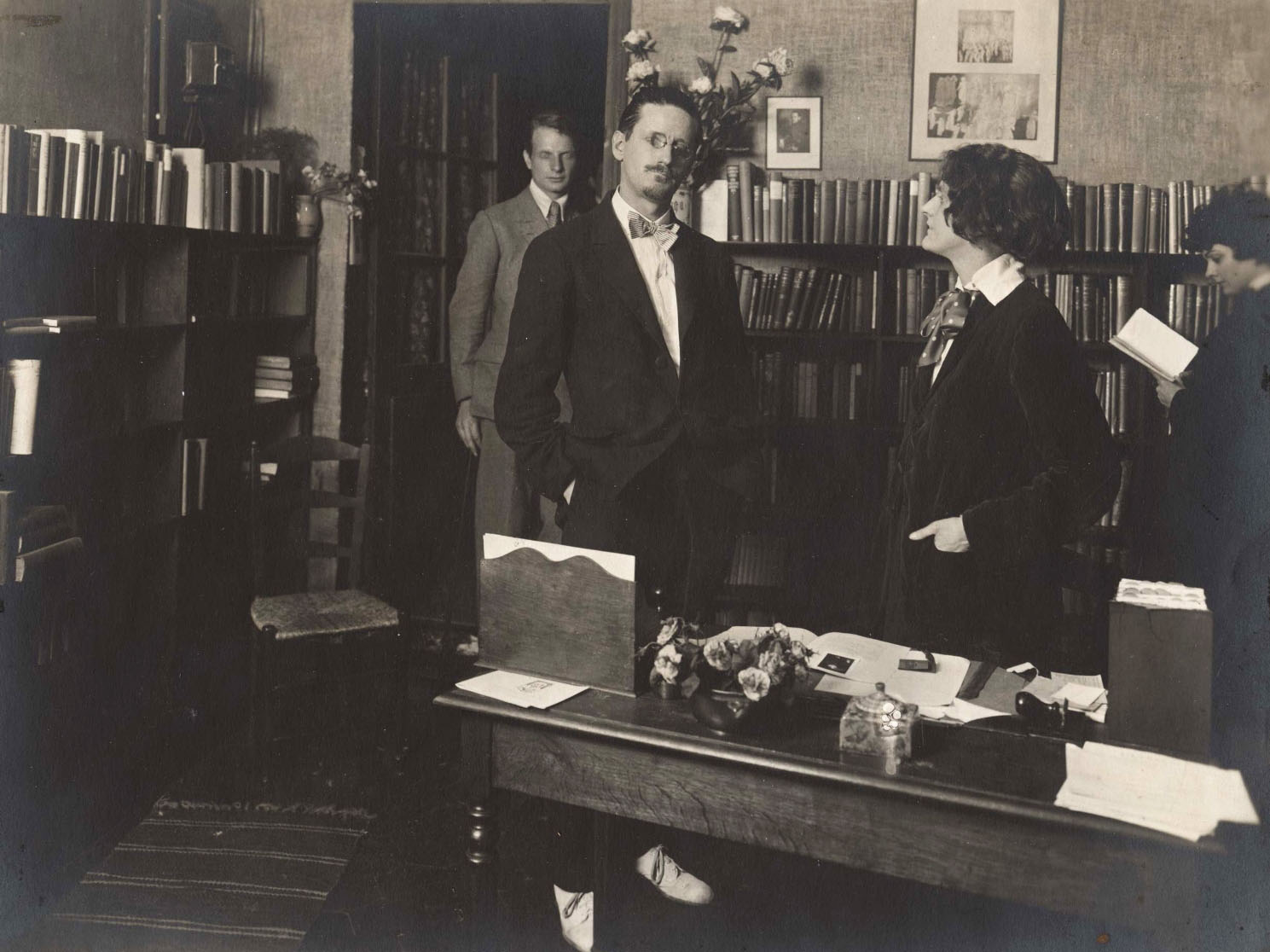 James Joyce y Sylvia Beach en la librería Shakespeare and Company, París.