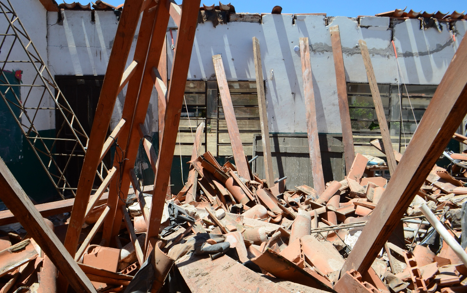 En estas condiciones quedó el salón de clases de la escuela Puerta del Sol  tras el derrumbe total del techo, a menos de un mes del inicio del año lectivo.