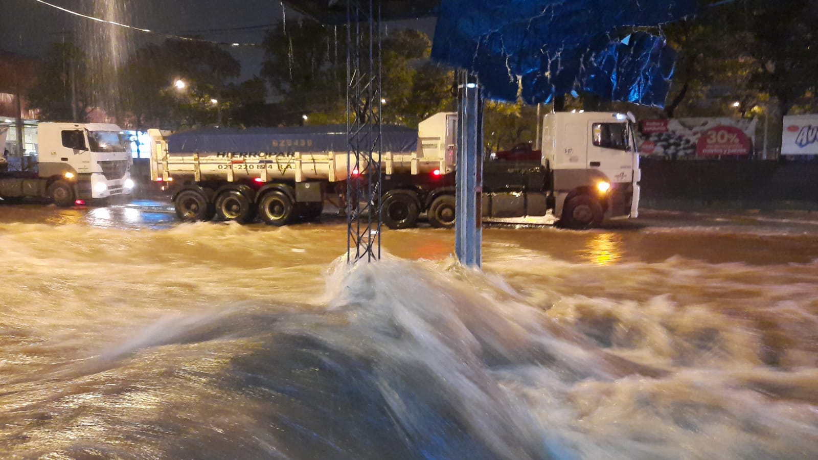 Fuerte lluvia causa inundaciones y obliga a cancelar conciertos en Asunción