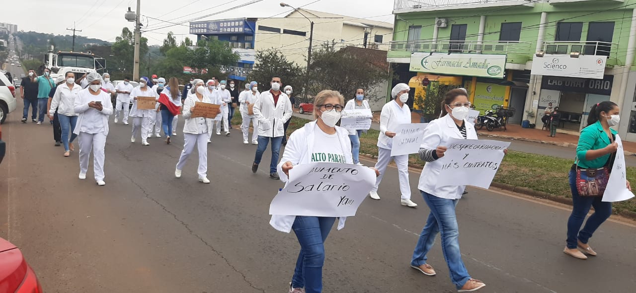 Los trabajadores del Hospital Regional realizaron una manifestación pacífica para reivindicar sus derechos laborales.
