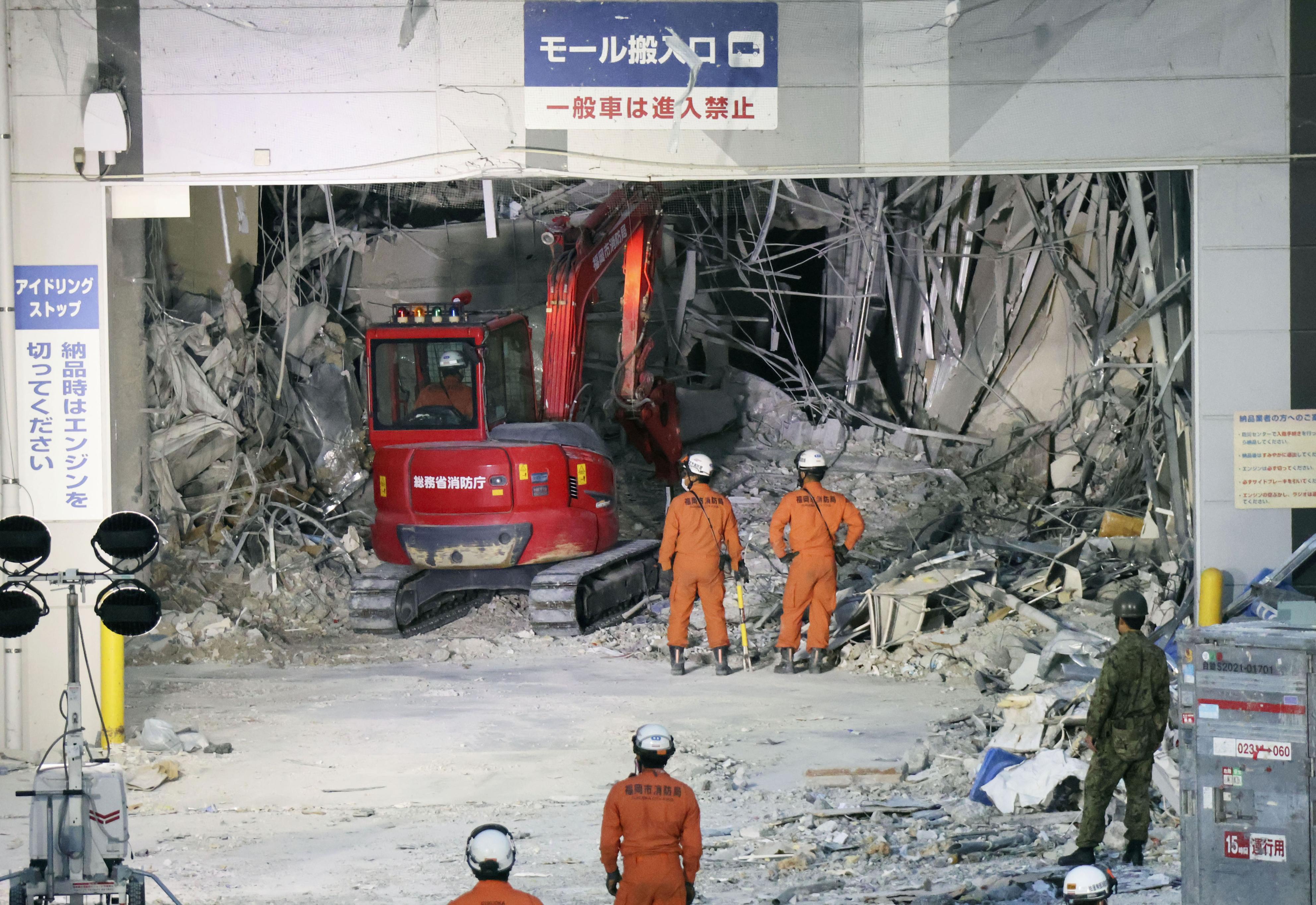 Quake survivors in southwestern Japan sleep in cars in sweltering