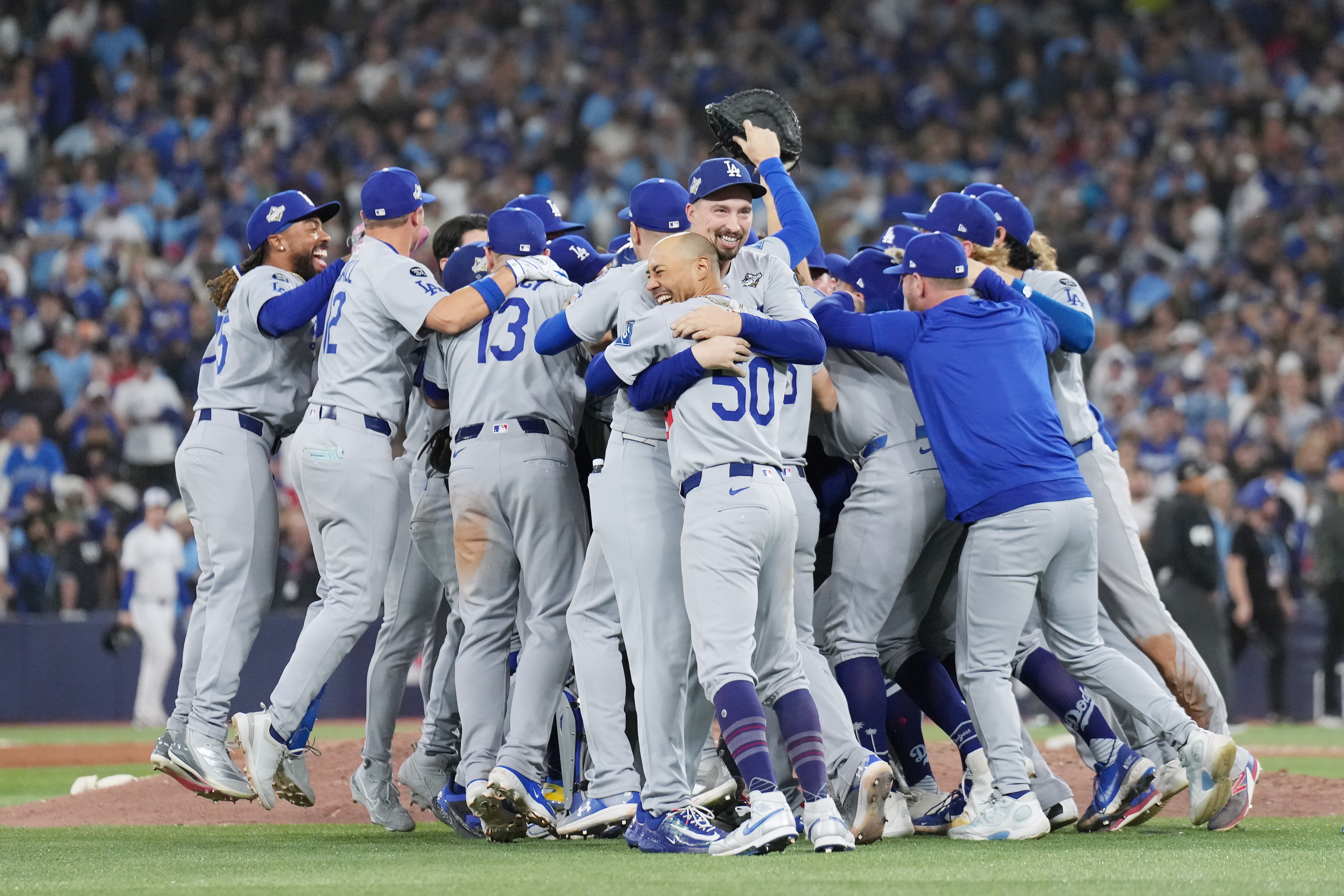 Dodgers defeat Blue Jays in 11 innings to become first repeat