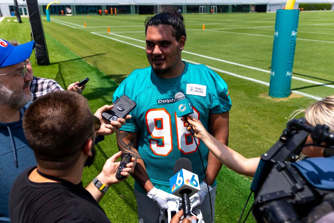 Anchorage's Brandon Pili earned his way onto the Miami Dolphins roster for  his NFL debut - Anchorage Daily News