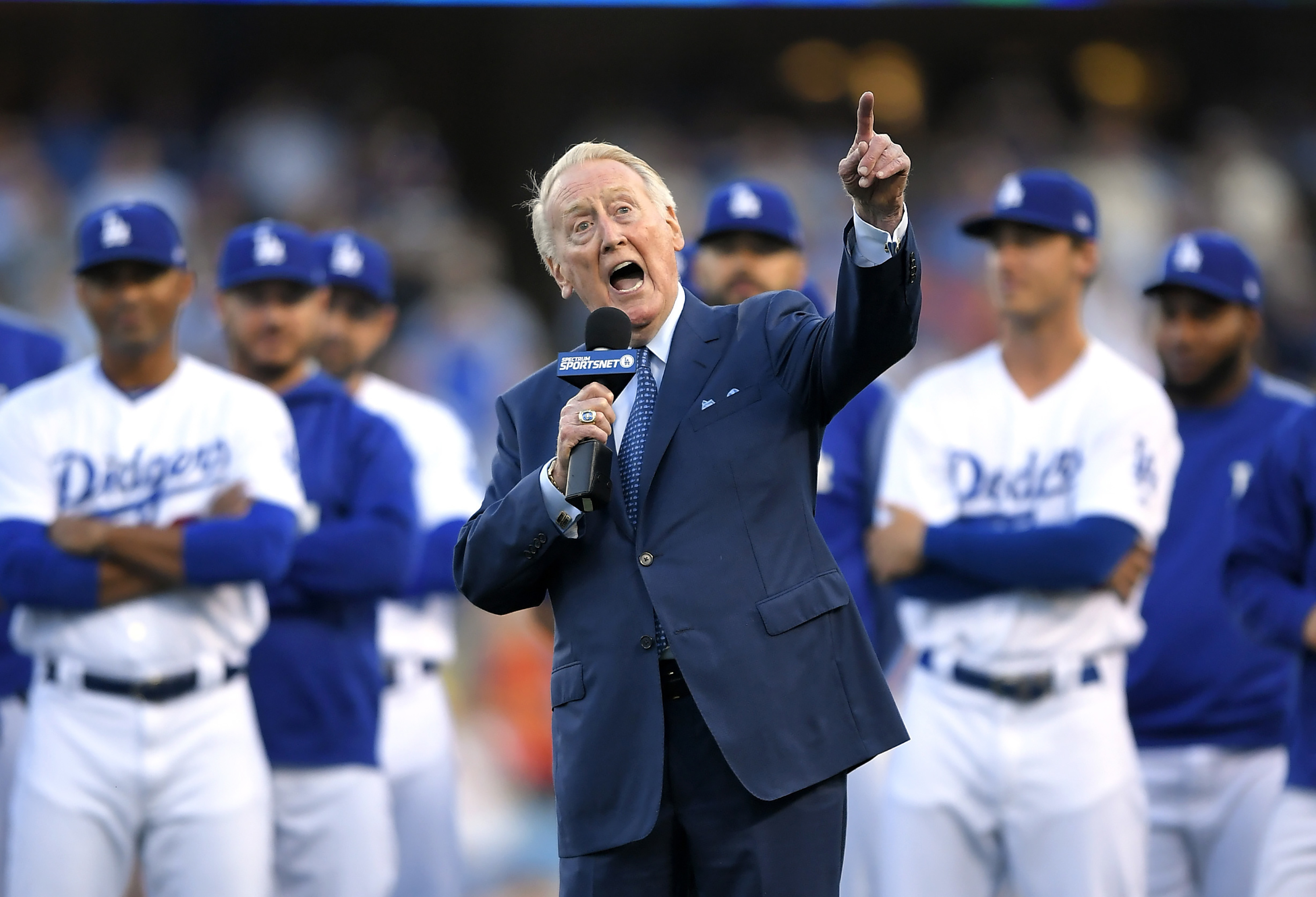 Vin Scully thrills Dodger Stadium crowd before World Series Game 2