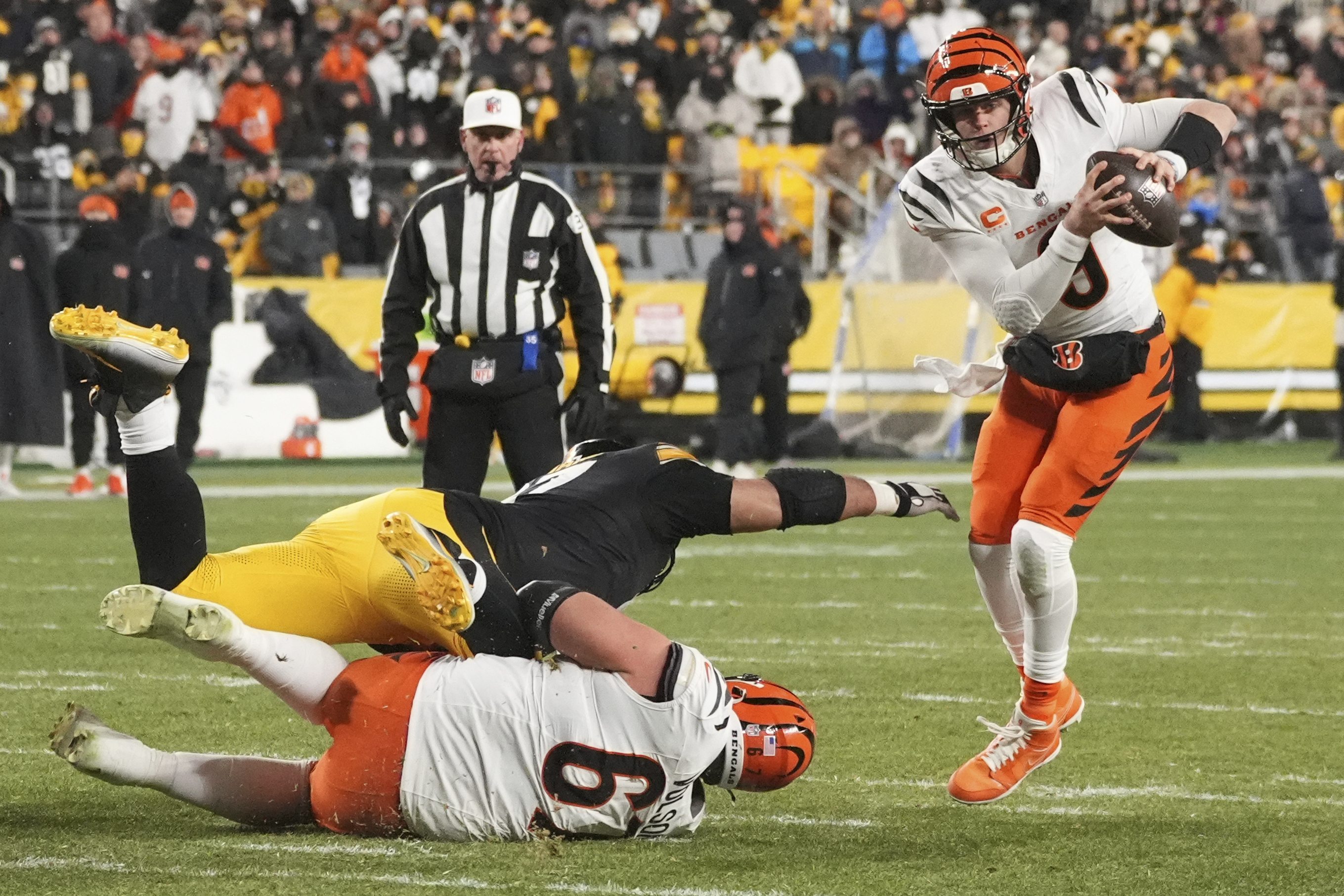 Joe Burrow and the Cincinnati Bengals kept their playoff hopes
