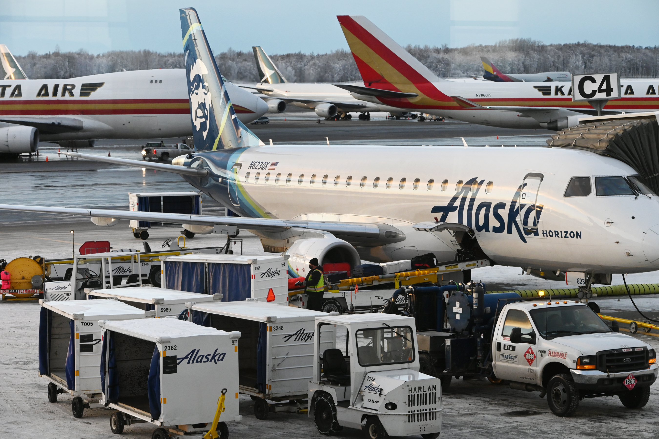 Alaska Airlines will add a new flight between Utqia vik and