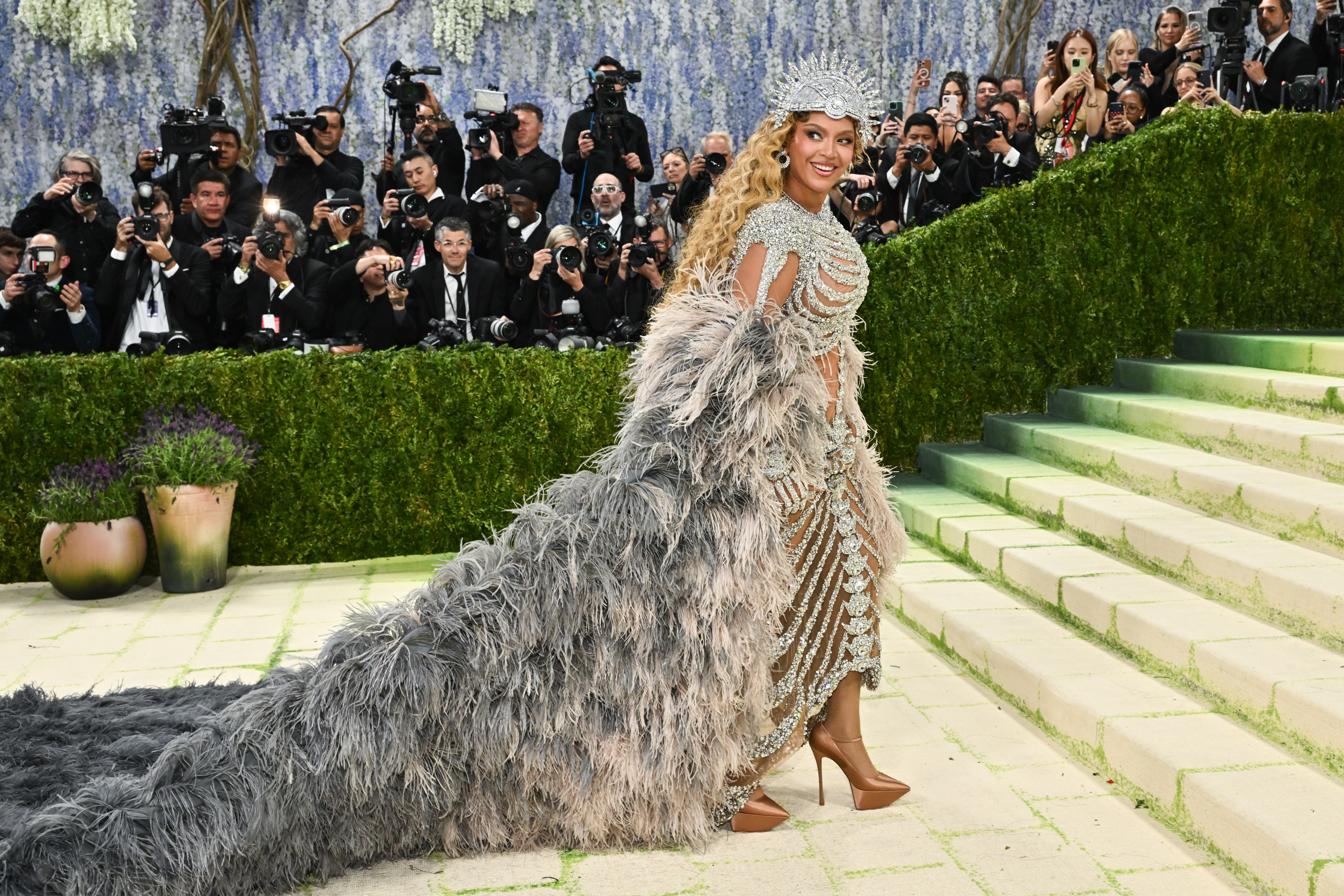 Met Gala guests take artistic liberties with 'Fashion is Art' dress code -  Anchorage Daily News
