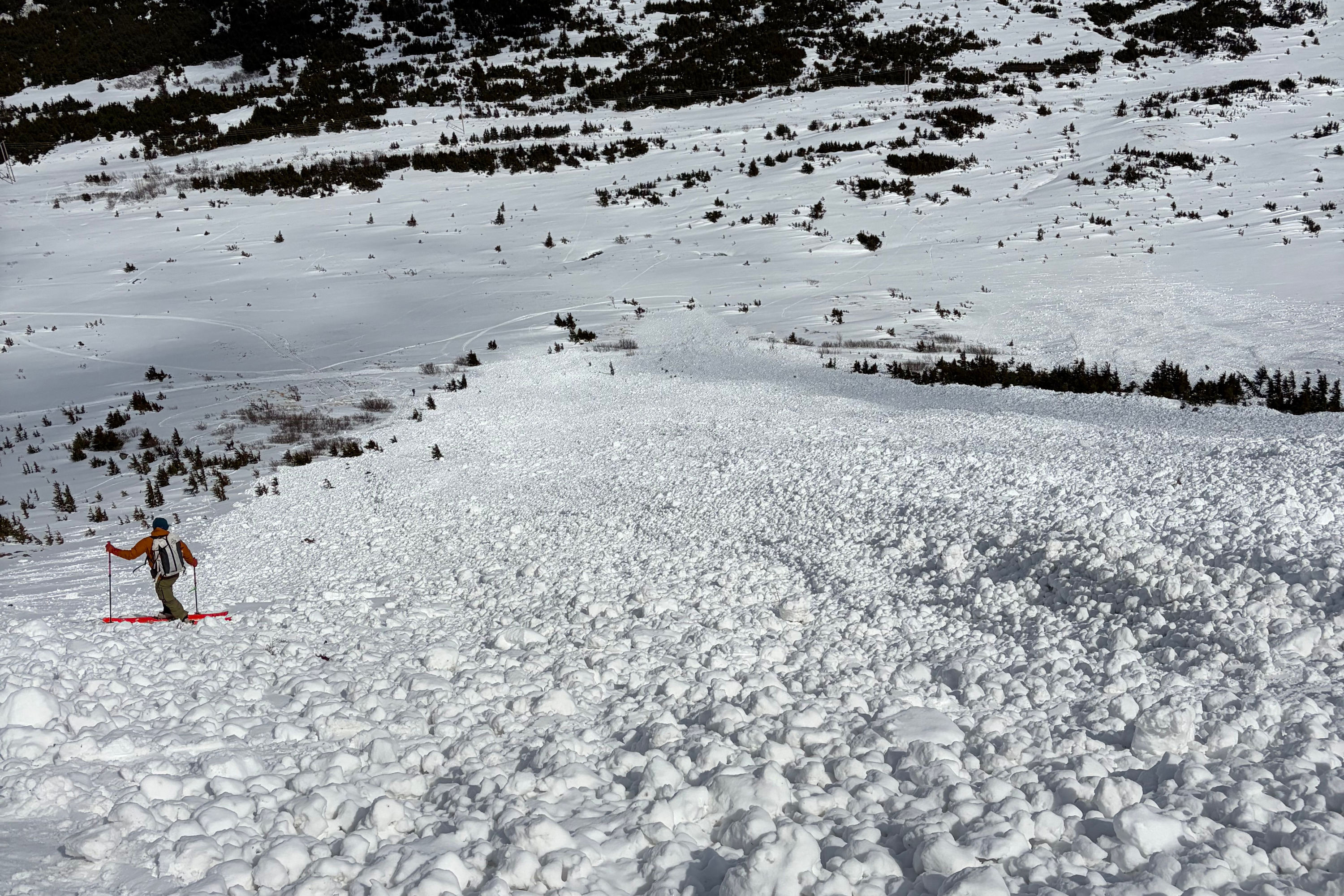 洋楽 Avalanche / Scratching at the surface Multiple hikers caught in Chugach State Park avalanche are rescued