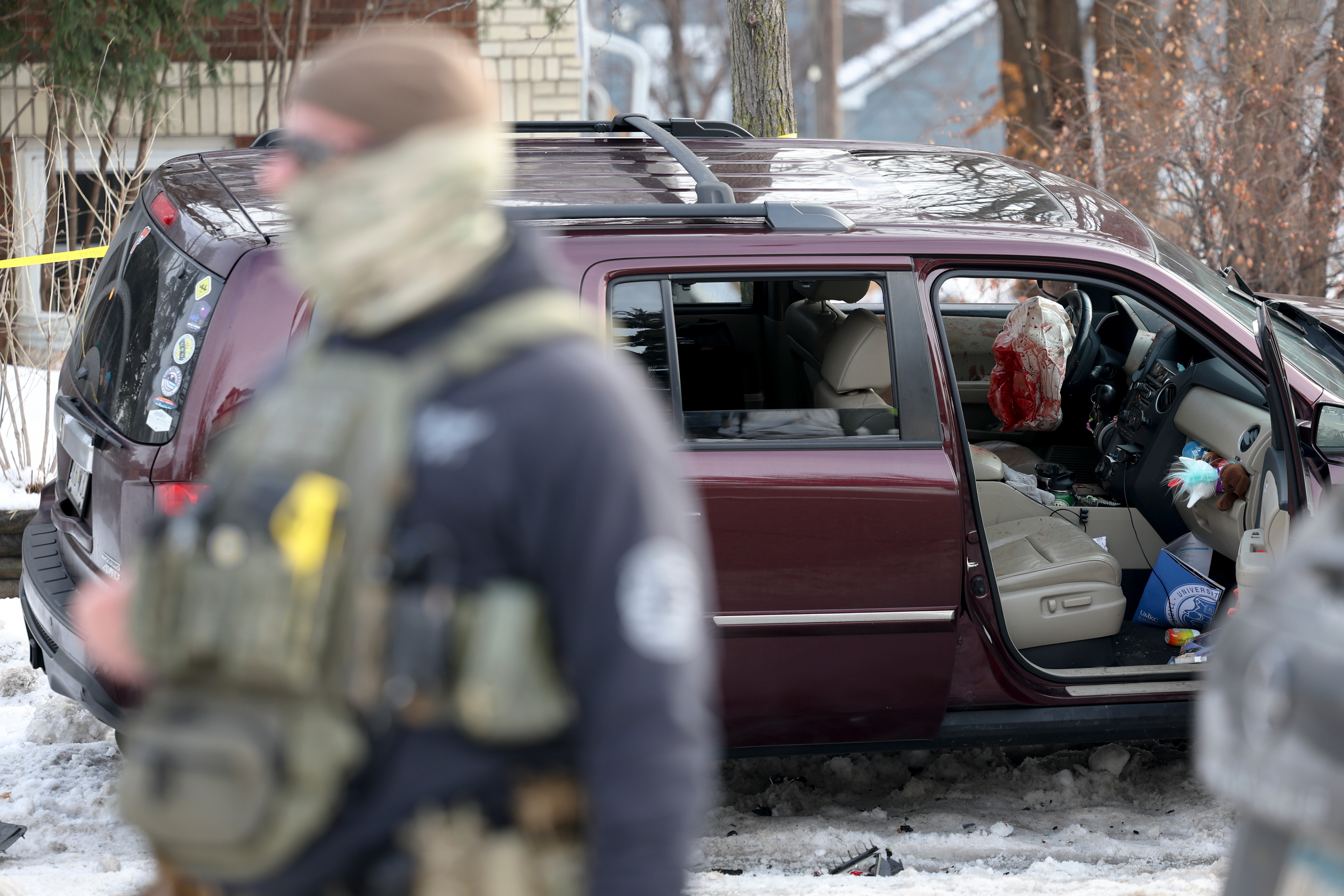 ICE agent shoots woman in ᴅᴇᴀᴅly start to immigration operation in Minneapolis - Anchorage Daily News