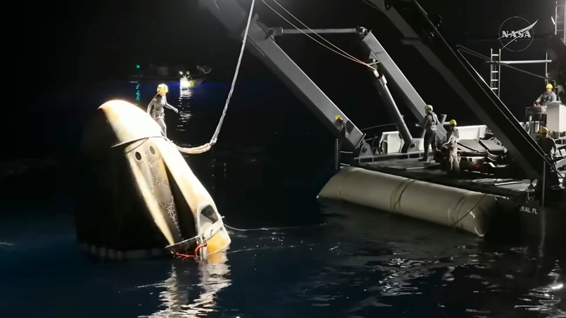 Ailing astronaut returns to Earth early in NASA's first medical