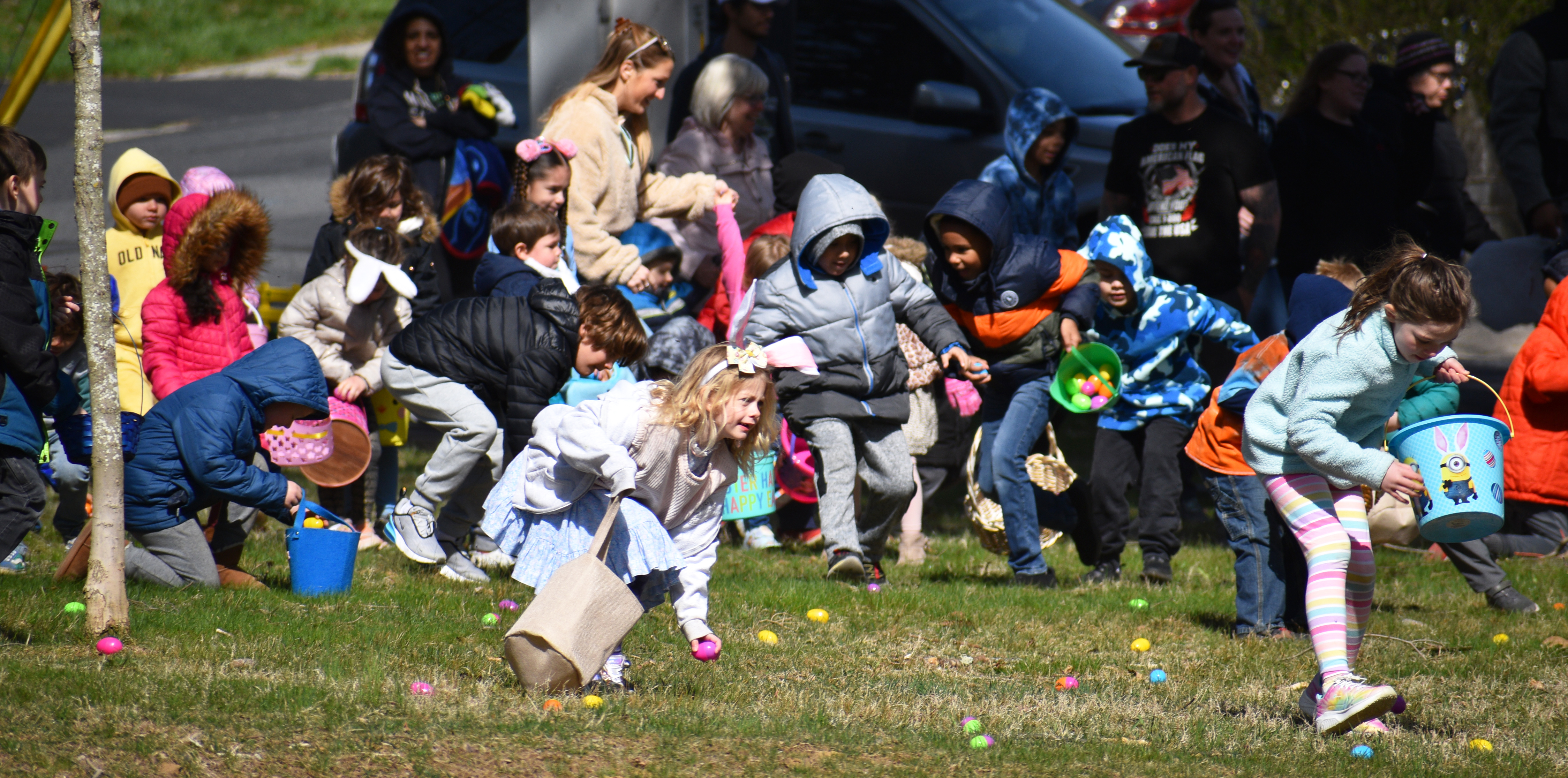 It's a mad rush for Easter fun in College Hill egg hunt ...