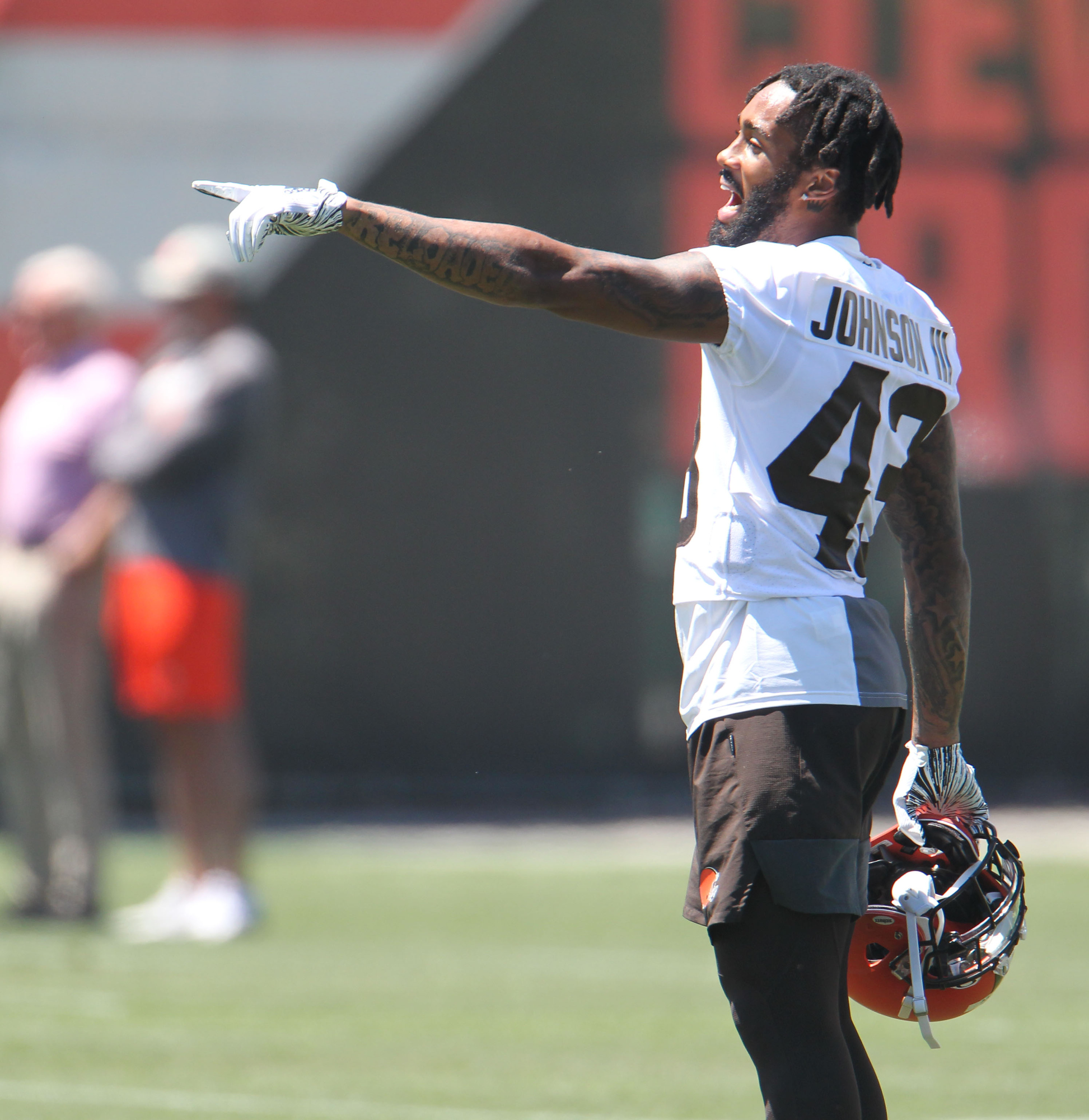 Browns defense lifted by Jadeveon Clowney, John Johnson III, others