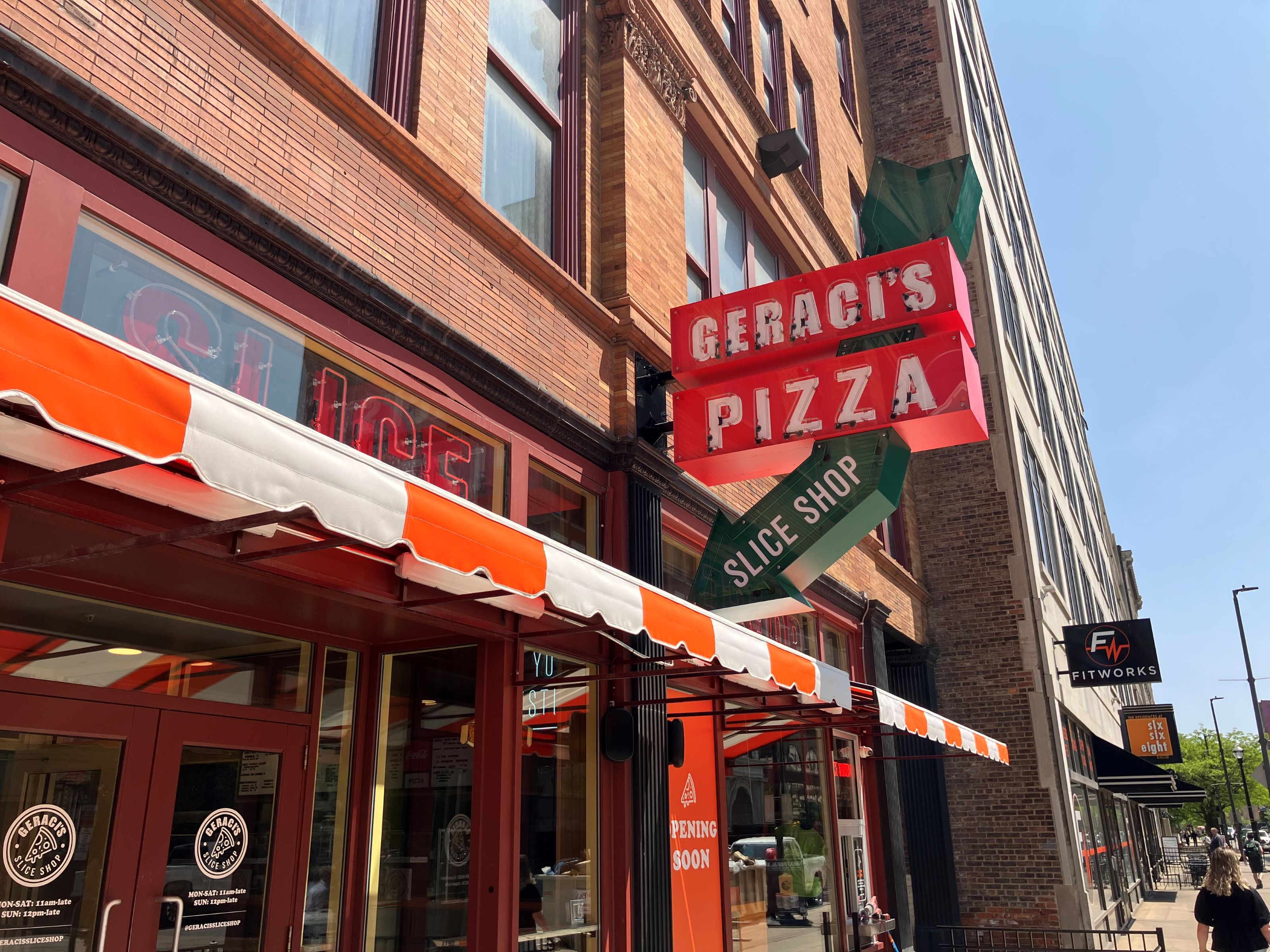 Geraci’s Slice Shop – un ritorno al passato degli anni ’80 – aprirà a Cleveland con Tito Francona come investitore (FOTO)