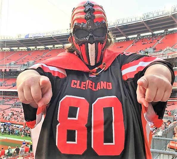 Check out the best-dressed Browns fans in Muni Lot tailgating before Jets  game (video)