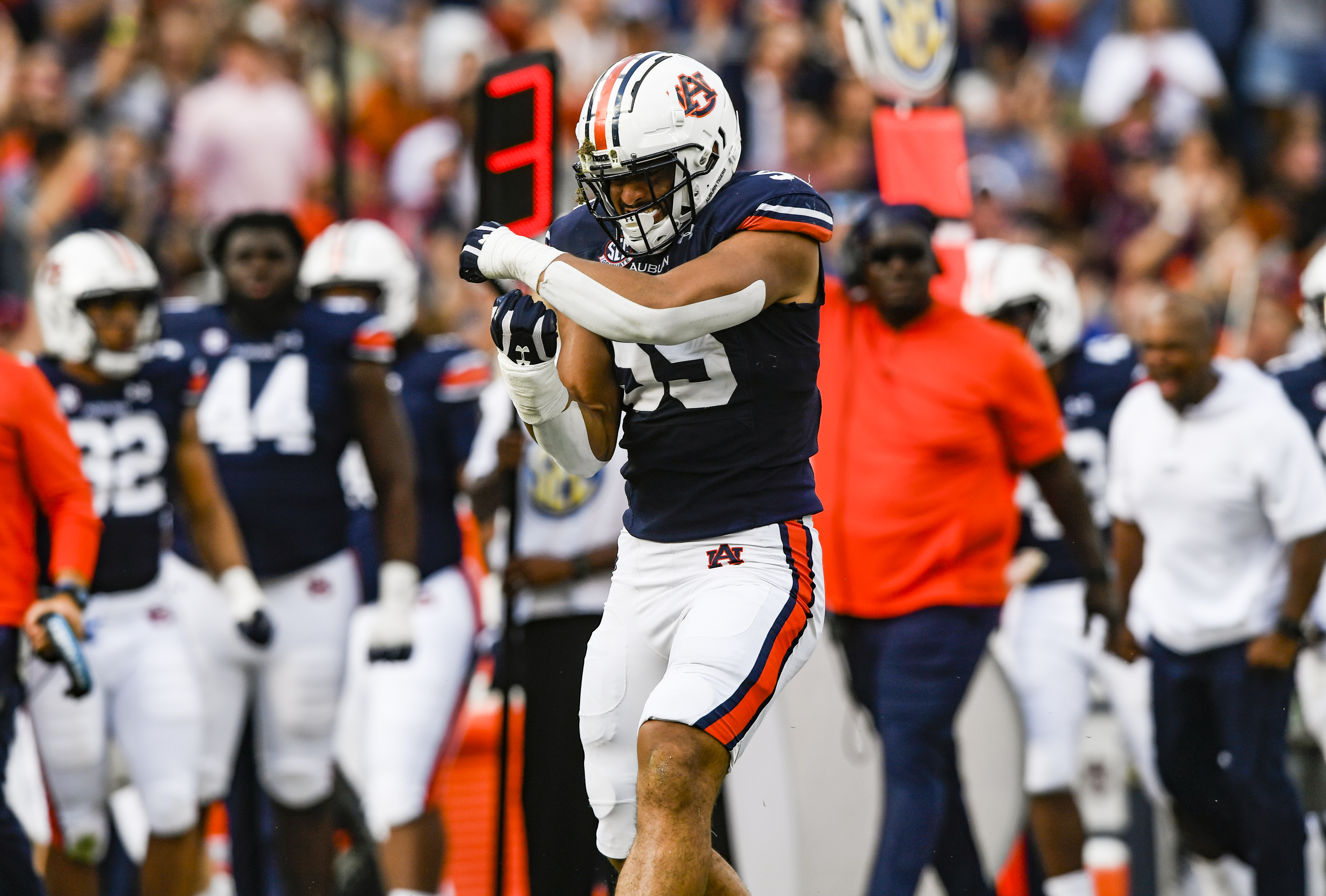 Auburn edge Derick Hall accepts Senior Bowl invitation