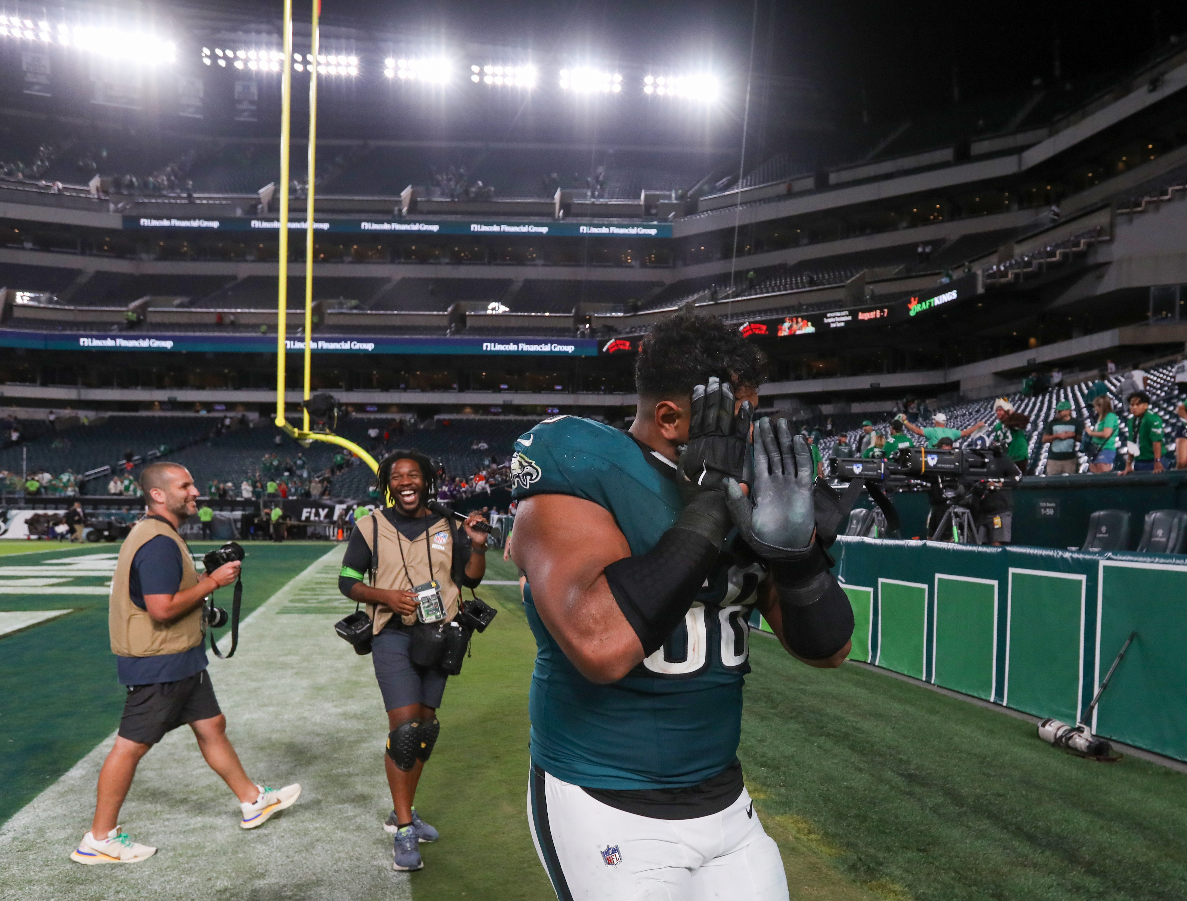 Shirt off his rack: Eagles' Brown buys fans No. 11 jerseys