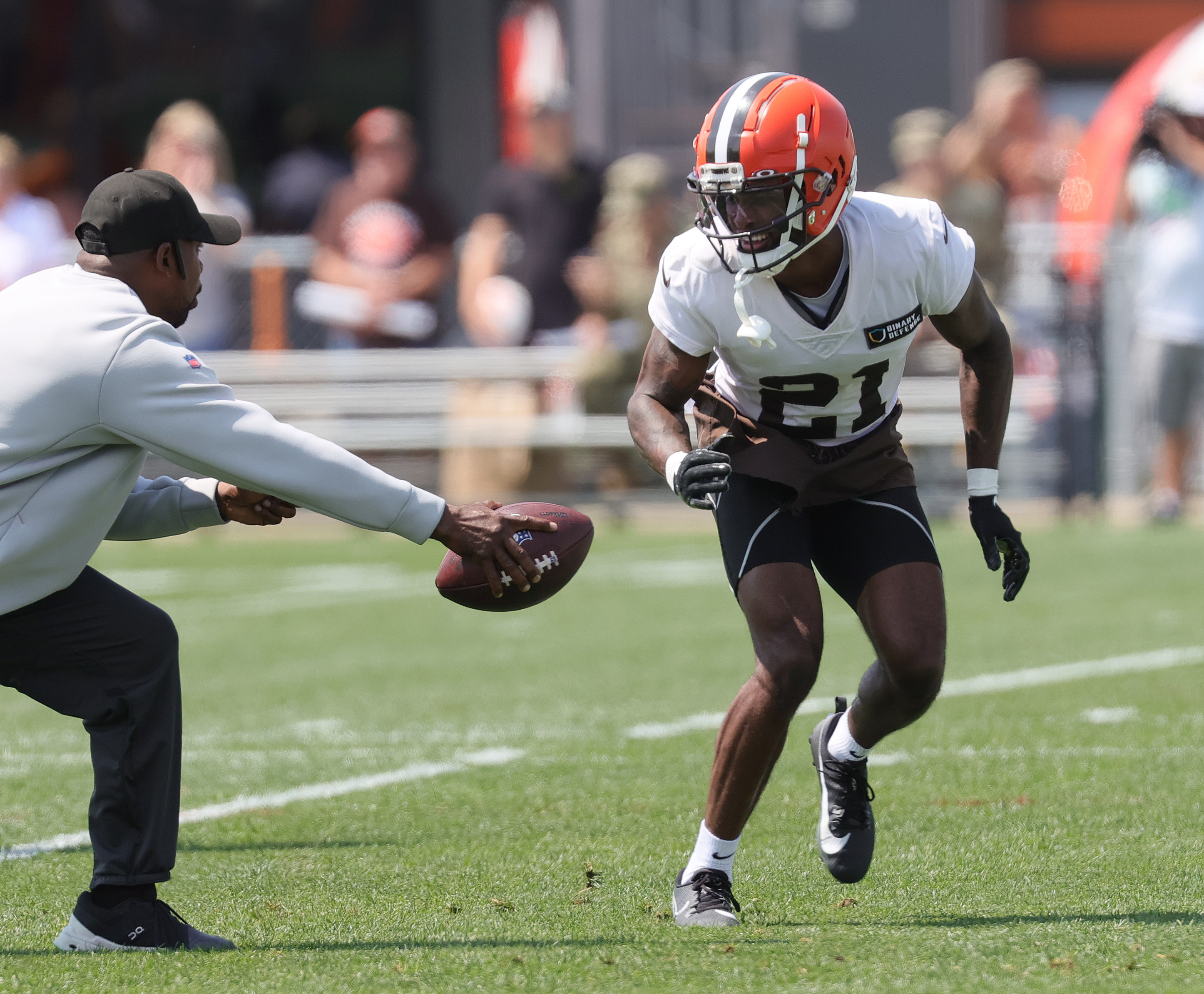 Browns star CB Denzel Ward returns from foot injury, practicing