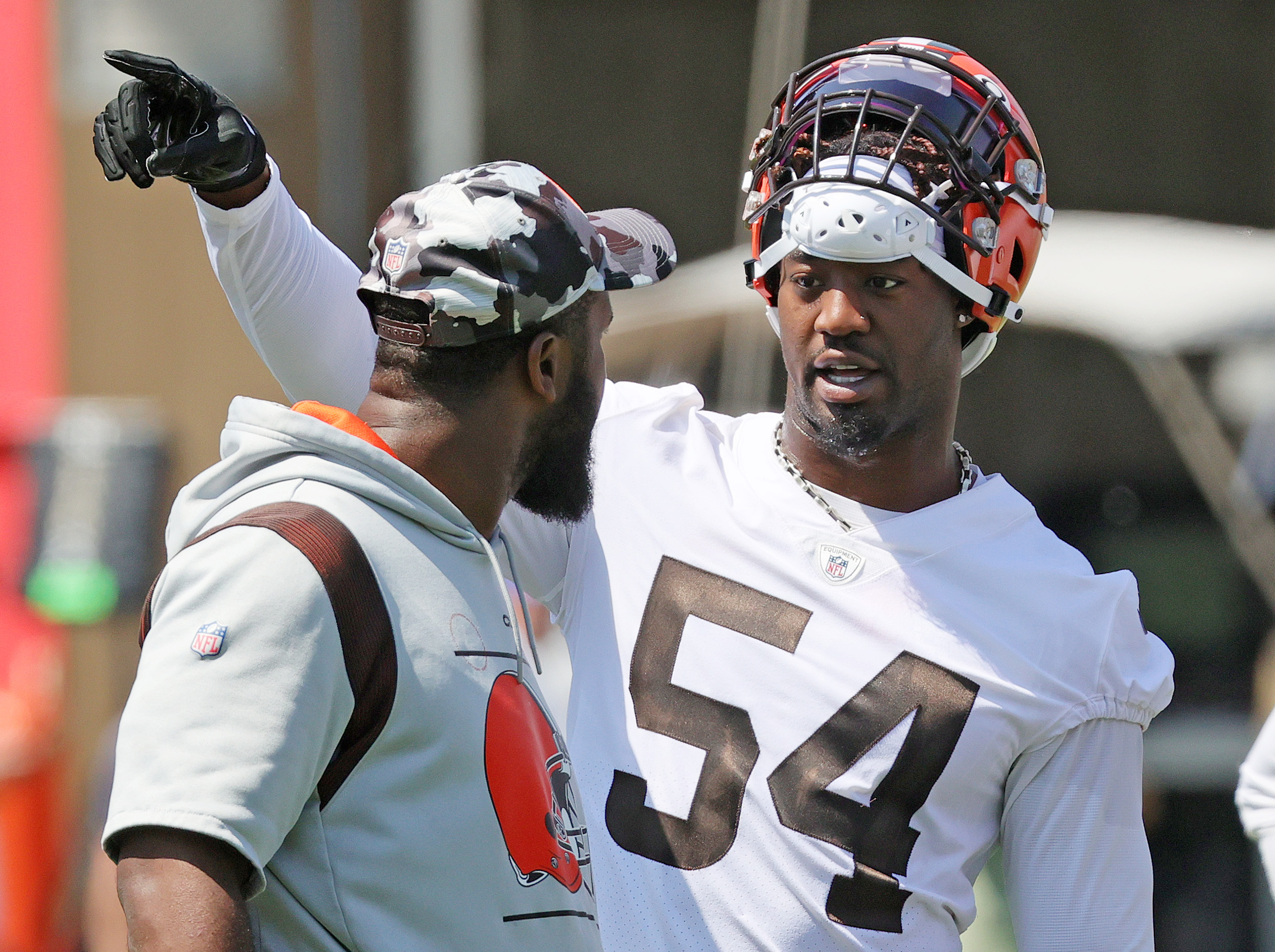 Cleveland Browns defensive end Ogbo Okoronkwo (54) rushes against