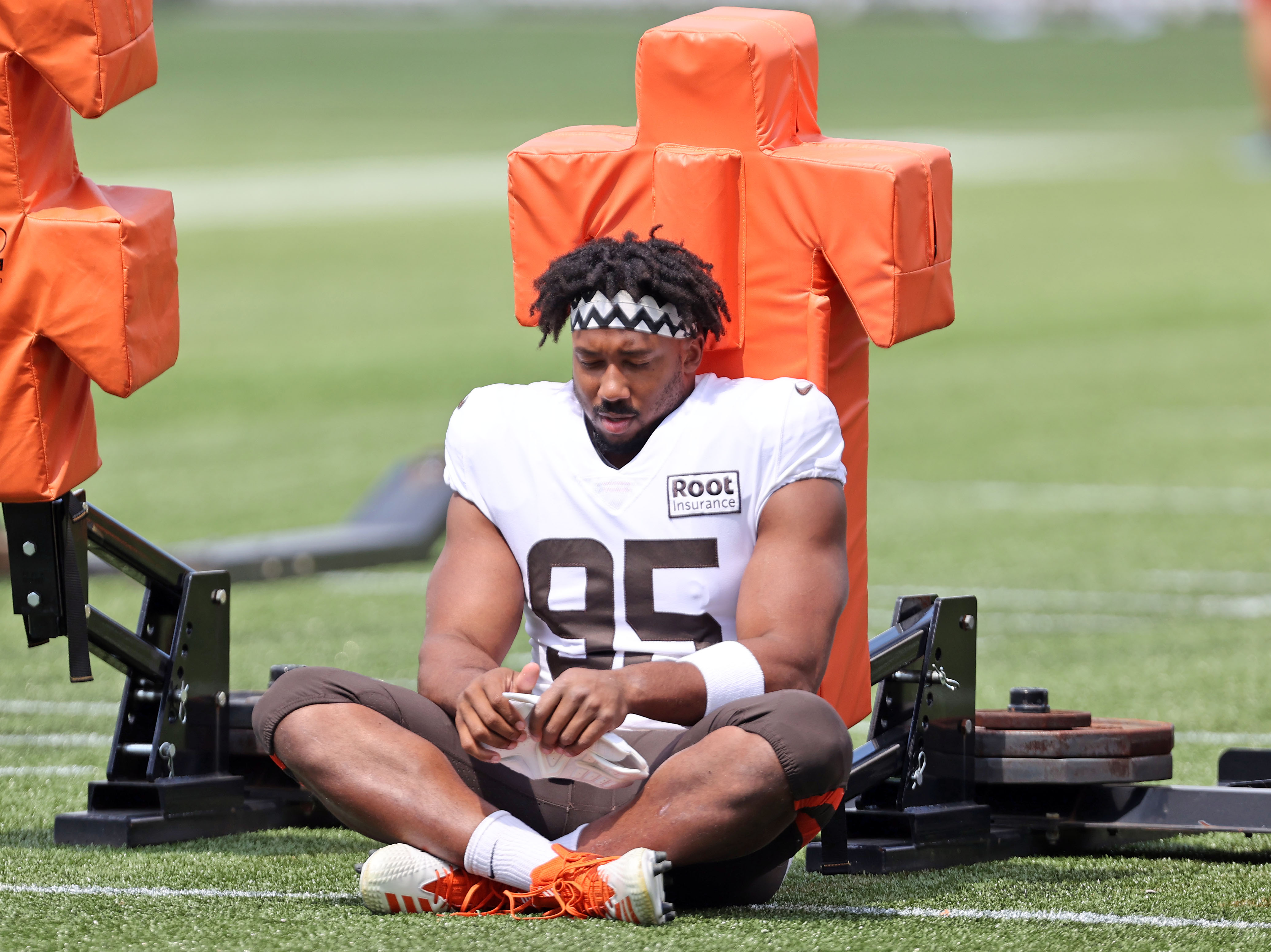 Cleveland Browns defensive end Myles Garrett, 2022-2023 season 