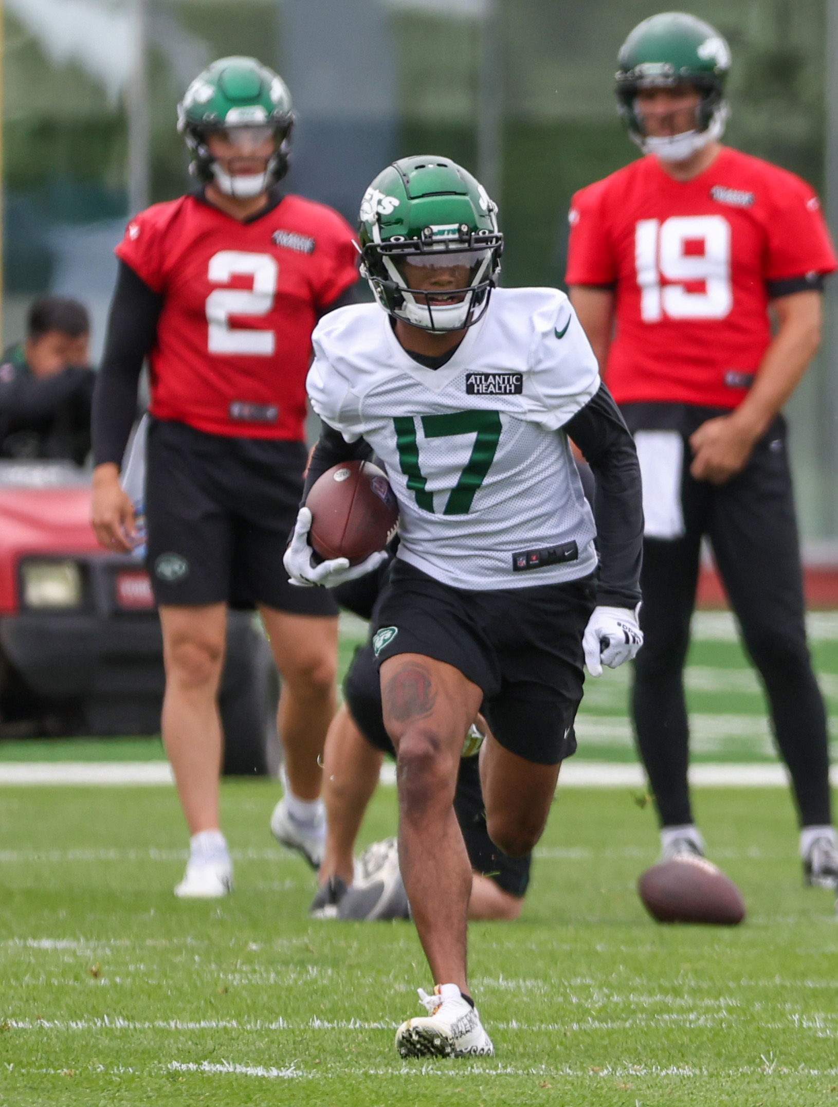 New York Jets wide receiver Garrett Wilson (17) practices before a