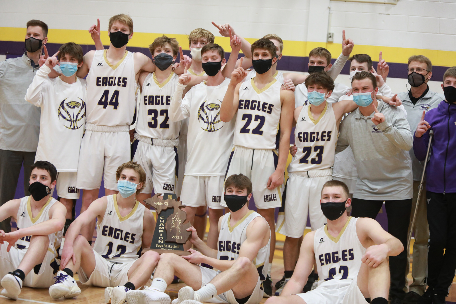 Schoolcraft defeats Kalamazoo Christian to win the division 3 regional