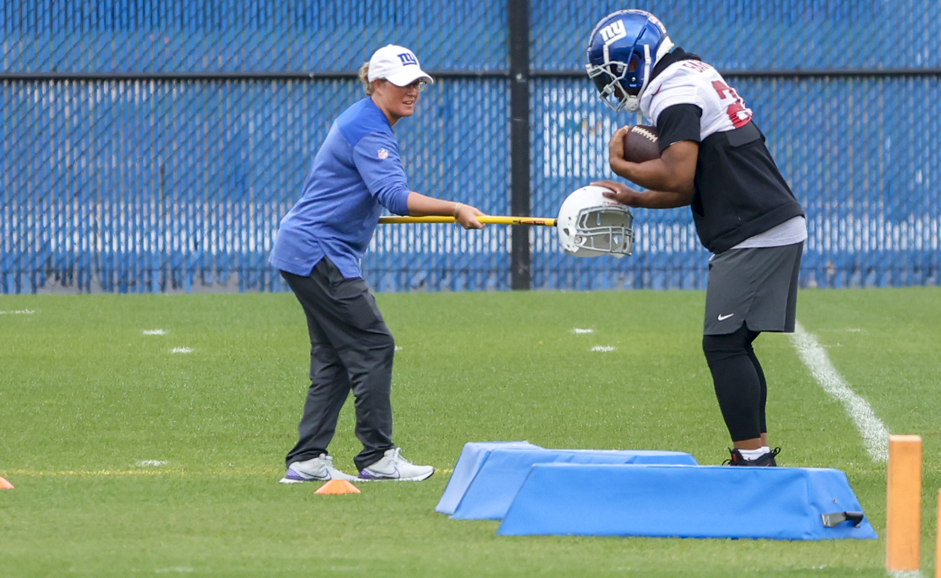 New York Giants assistant coach Laura Young (left) works with running back Saquon Barkley (26) during practice on Wednesday, Oct. 26, 2022. 