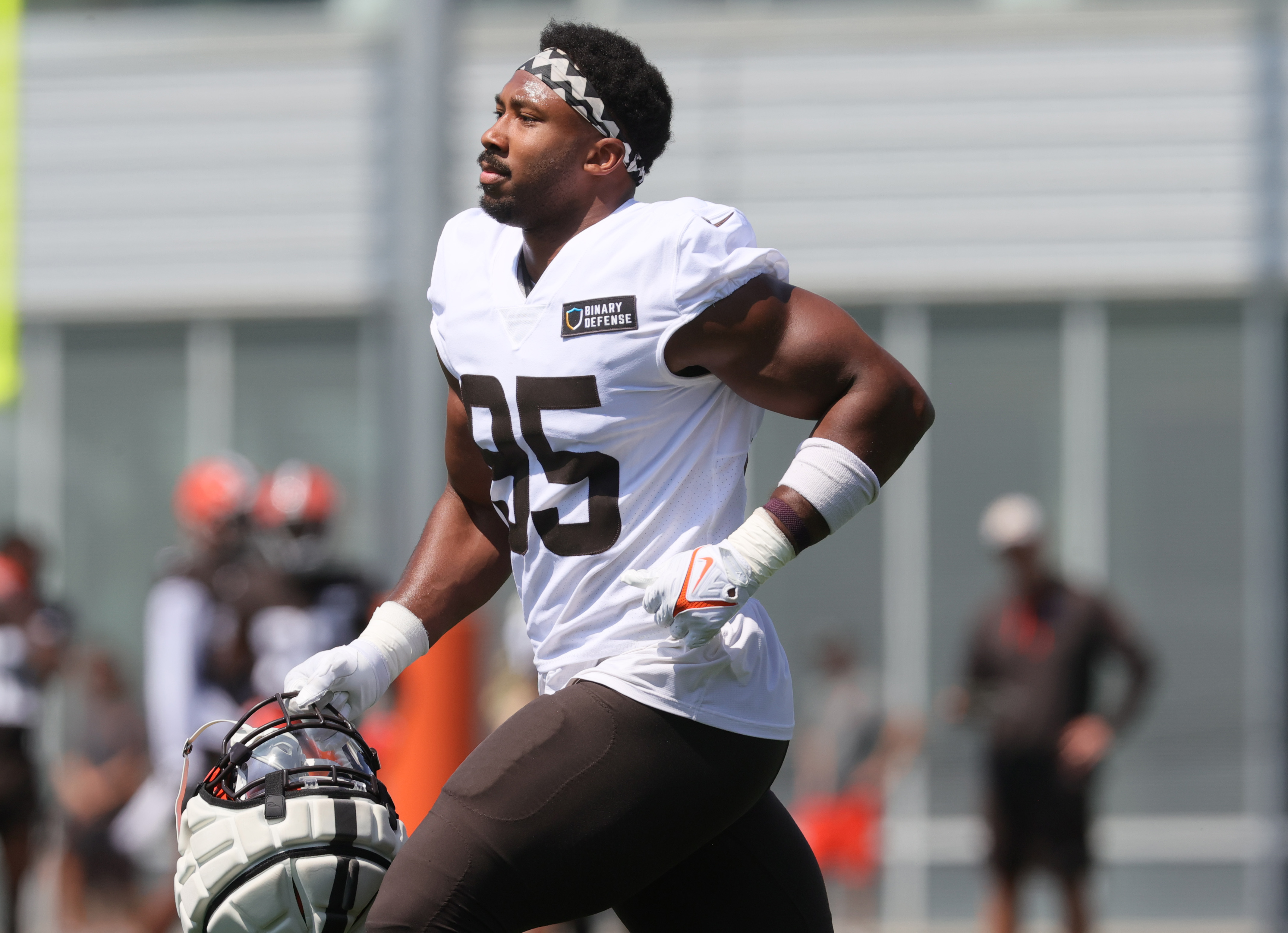 Browns defensive star Myles Garrett chasing greatness, hoping for picture  perfect season – News-Herald