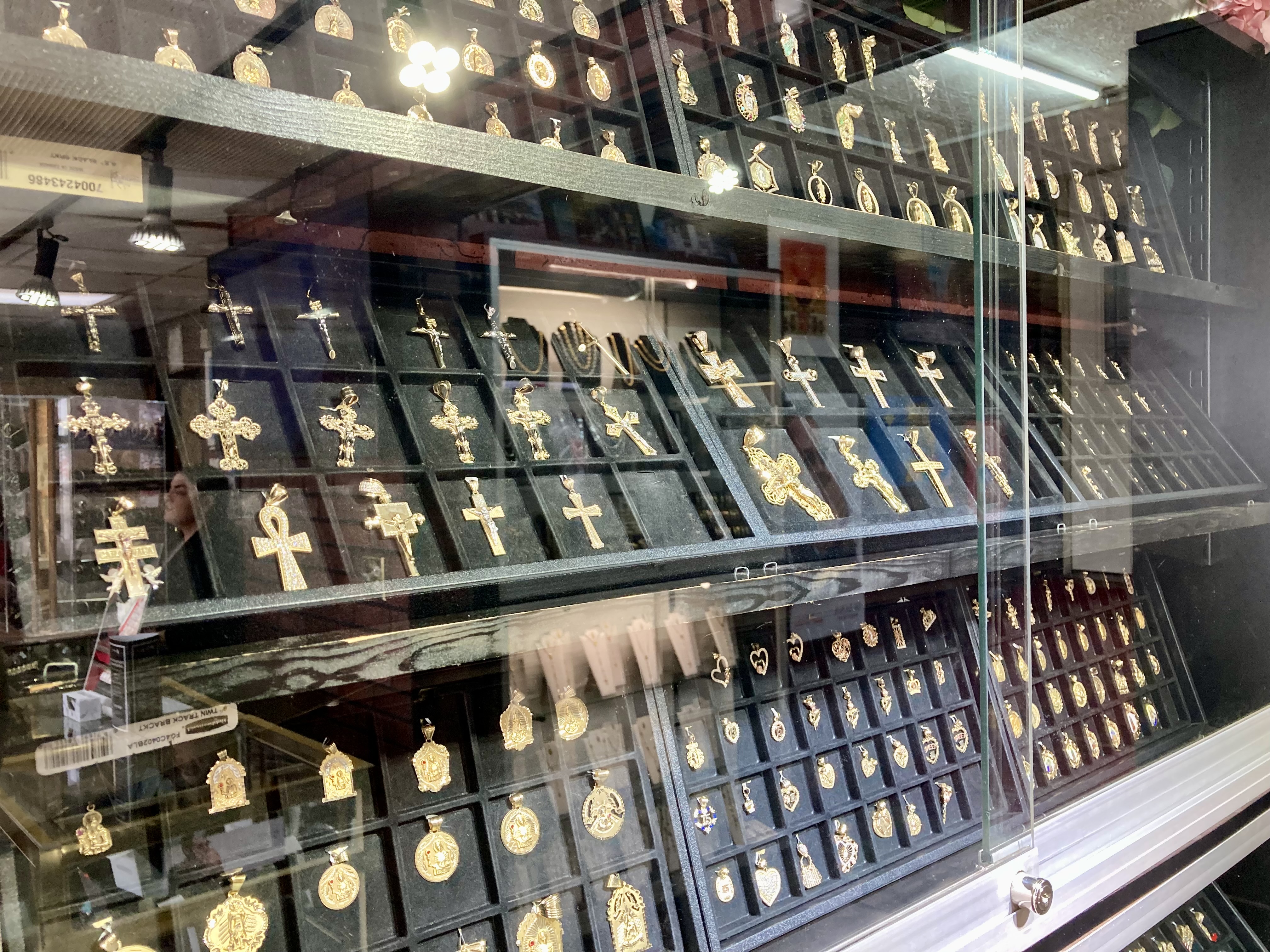 Joyeria Viejo San Juan is a family-affair and mainstay in