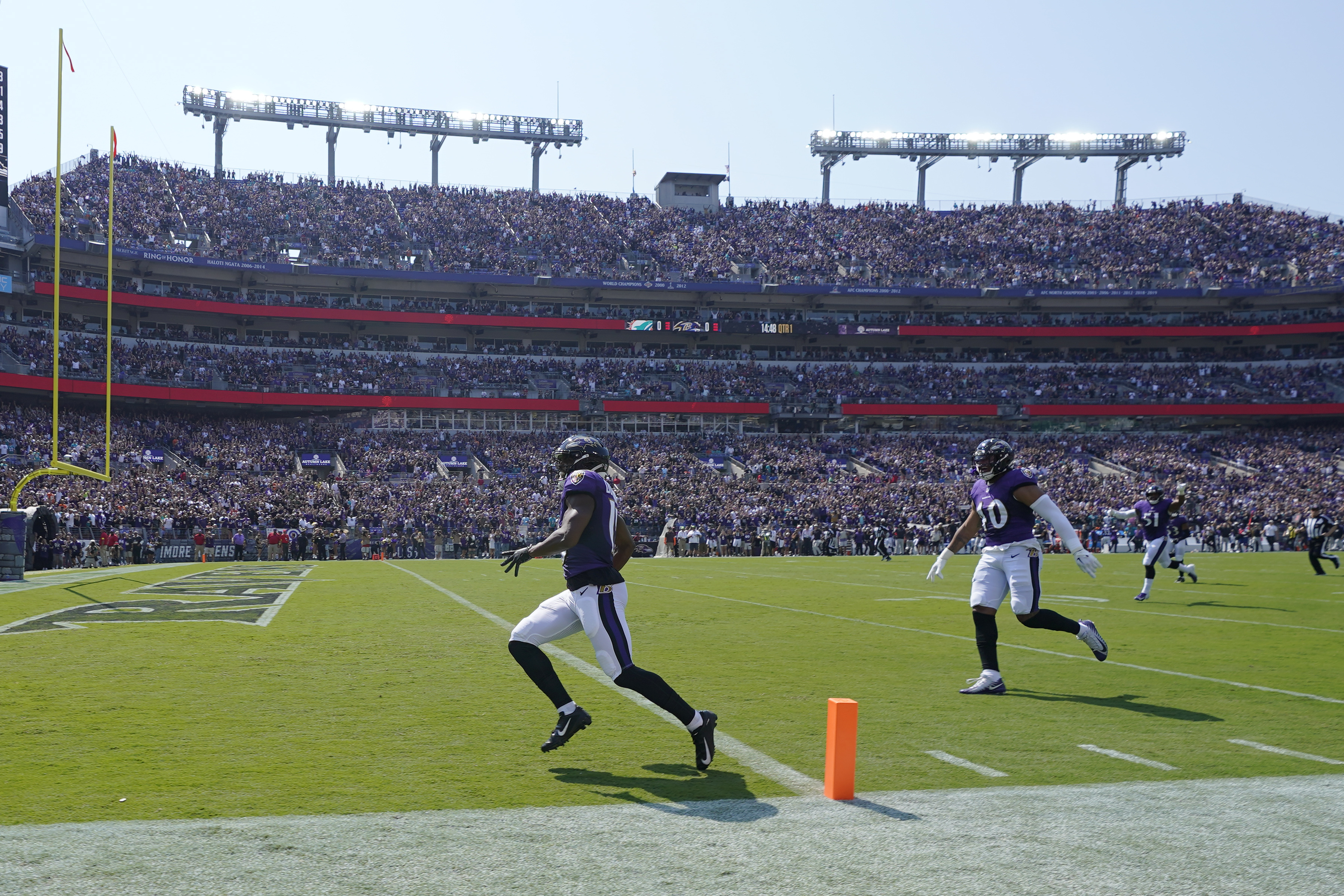 Tua Tagovailoa, Dolphins rally from 21 down to beat Ravens 42-38