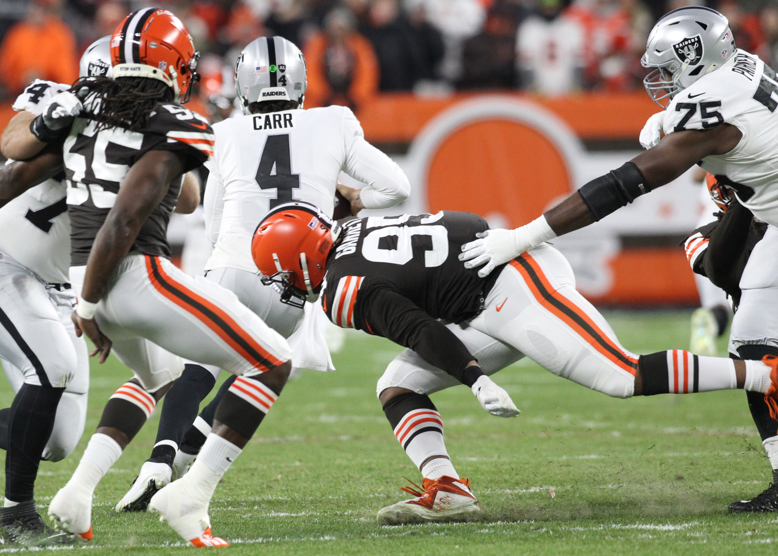 Joel Bitonio, Malcolm Smith earn Browns top PFF grades from Week 11