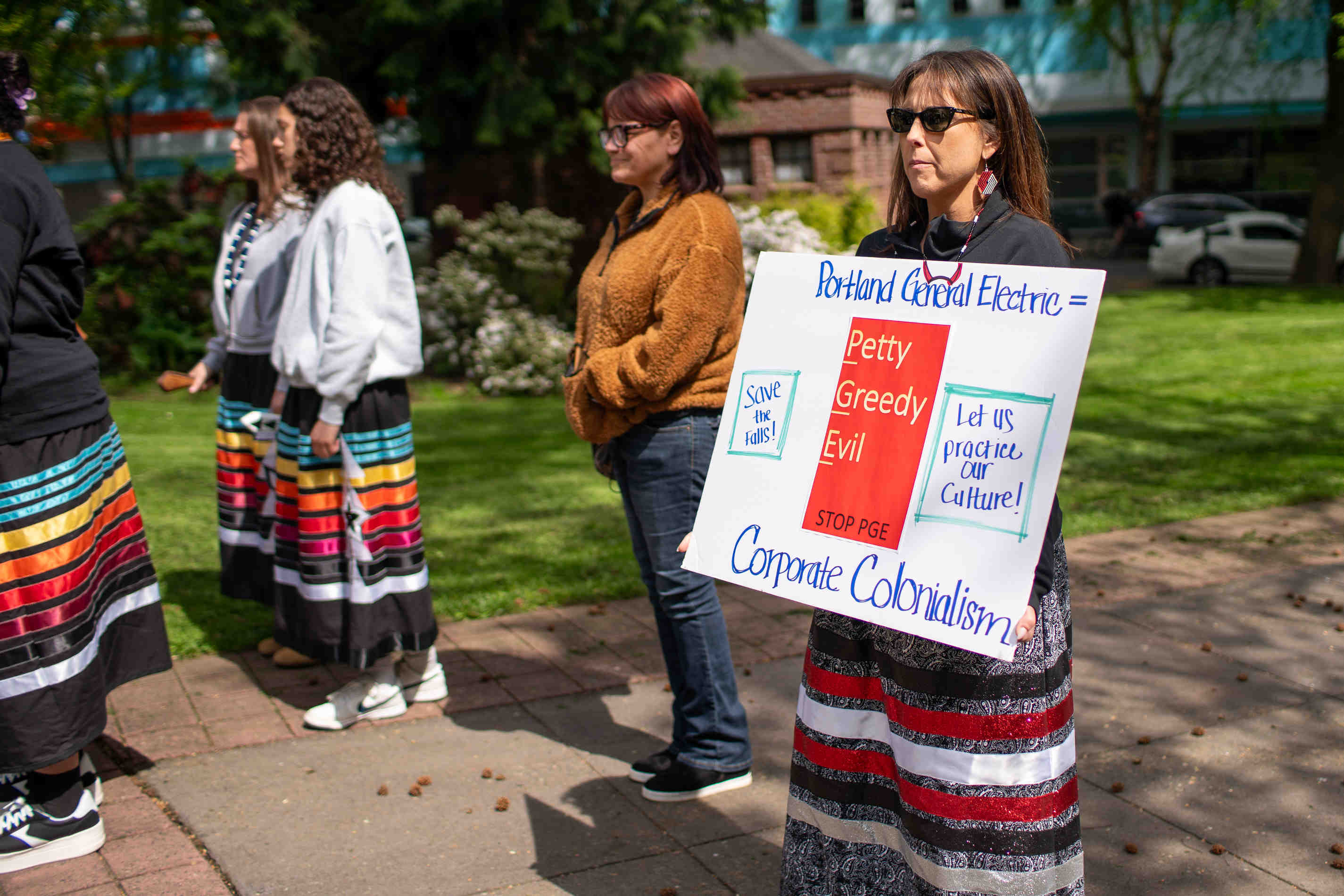 Grand Ronde tribe rallies in Portland over land dispute at Willamette ...
