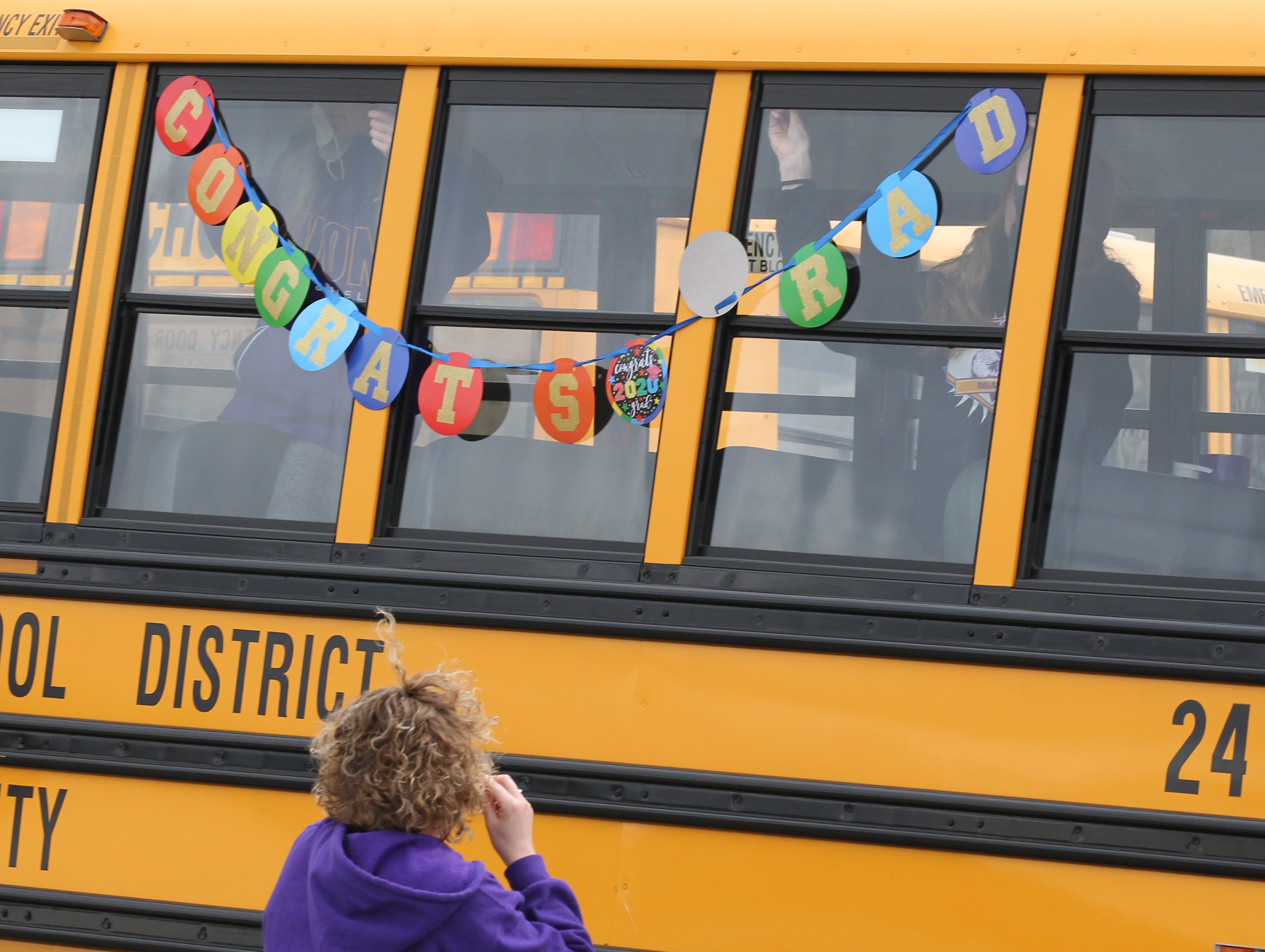 Avon High School uses school buses to deliver senior graduation signs