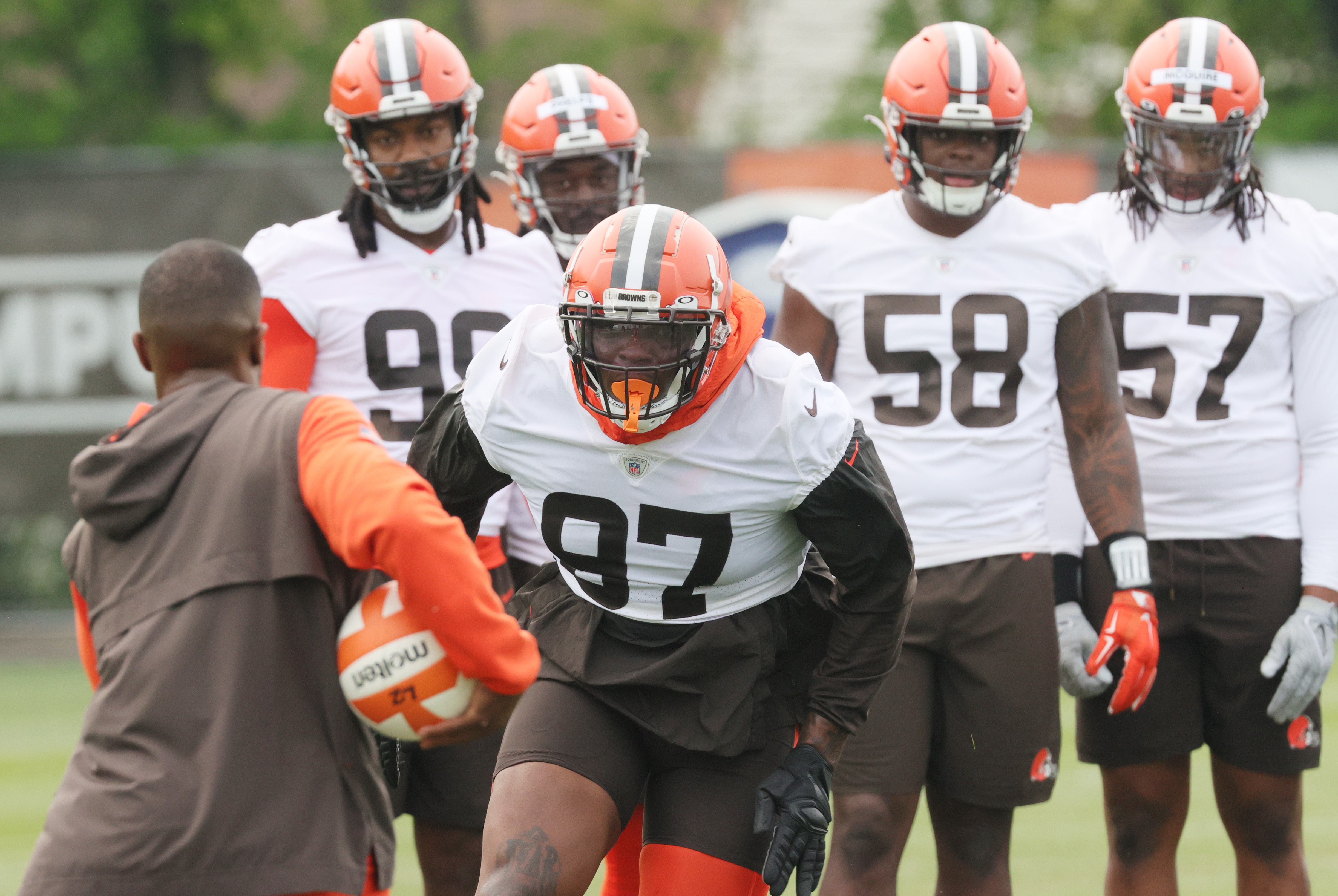 BROWNS NOTES: Tomlinson honored to break record in Cleveland