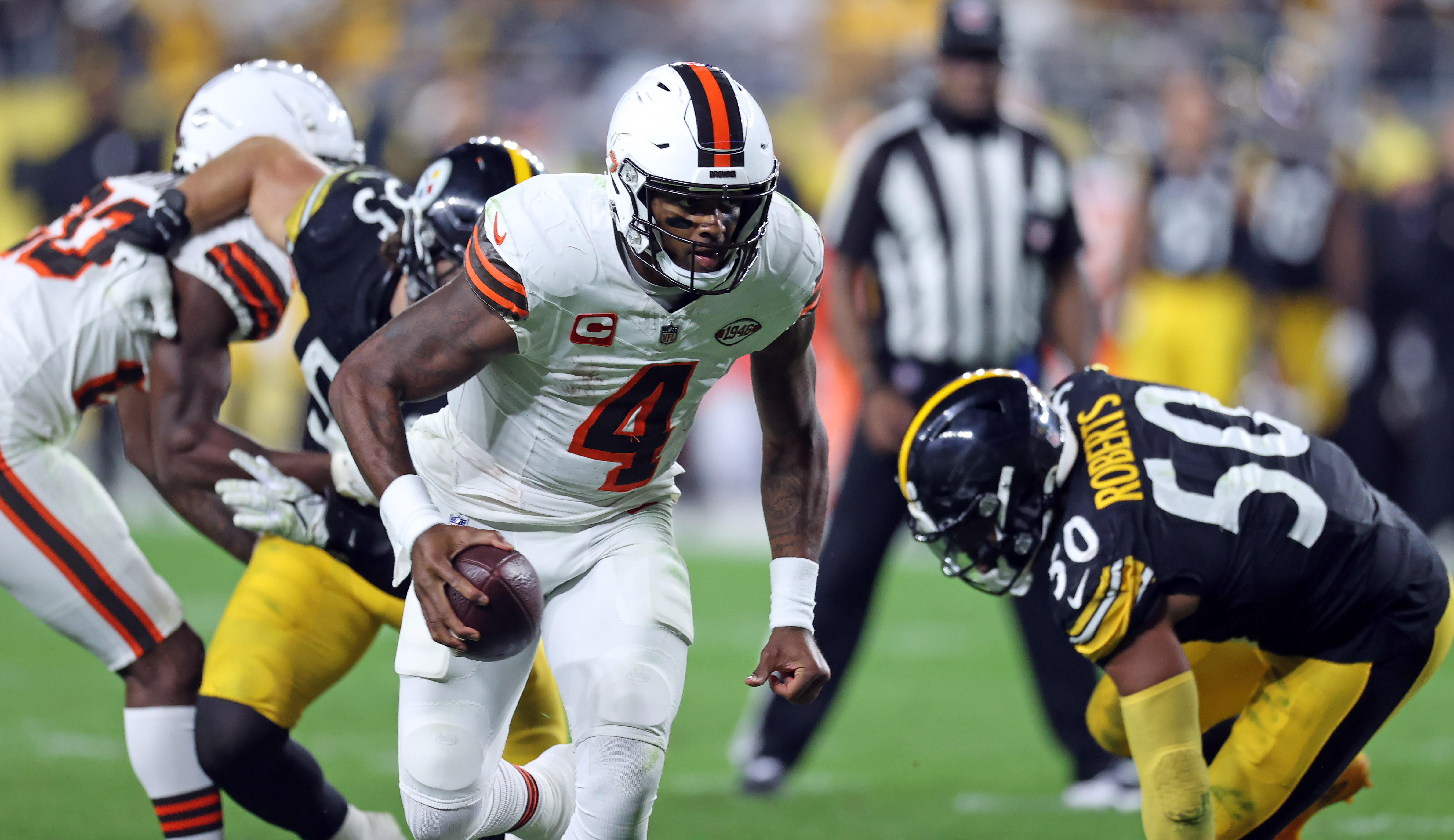 Elandon Roberts tackles Nick Chubb