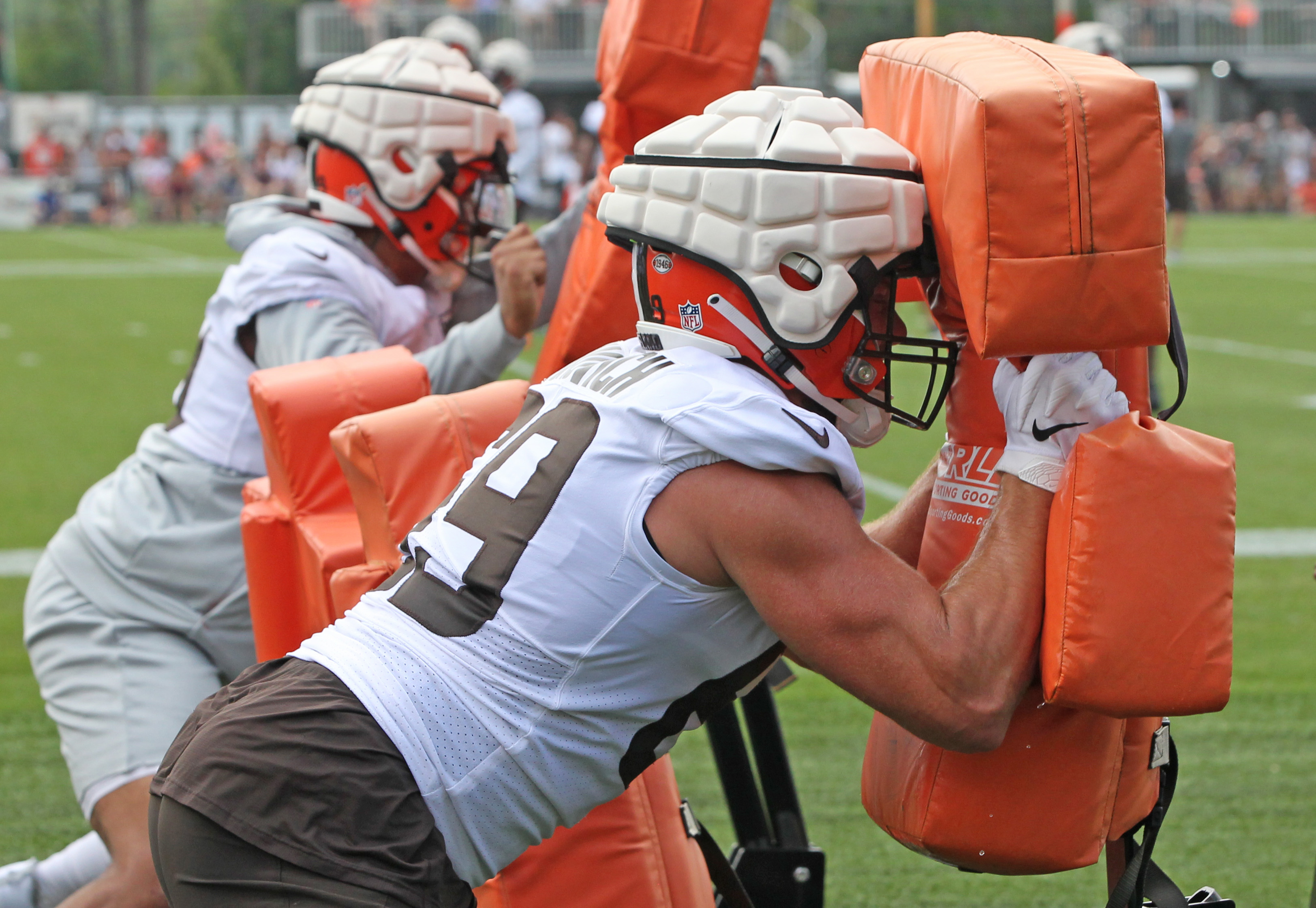 Cleveland Browns defensive end Chase Winovich, 2022-2023 season 