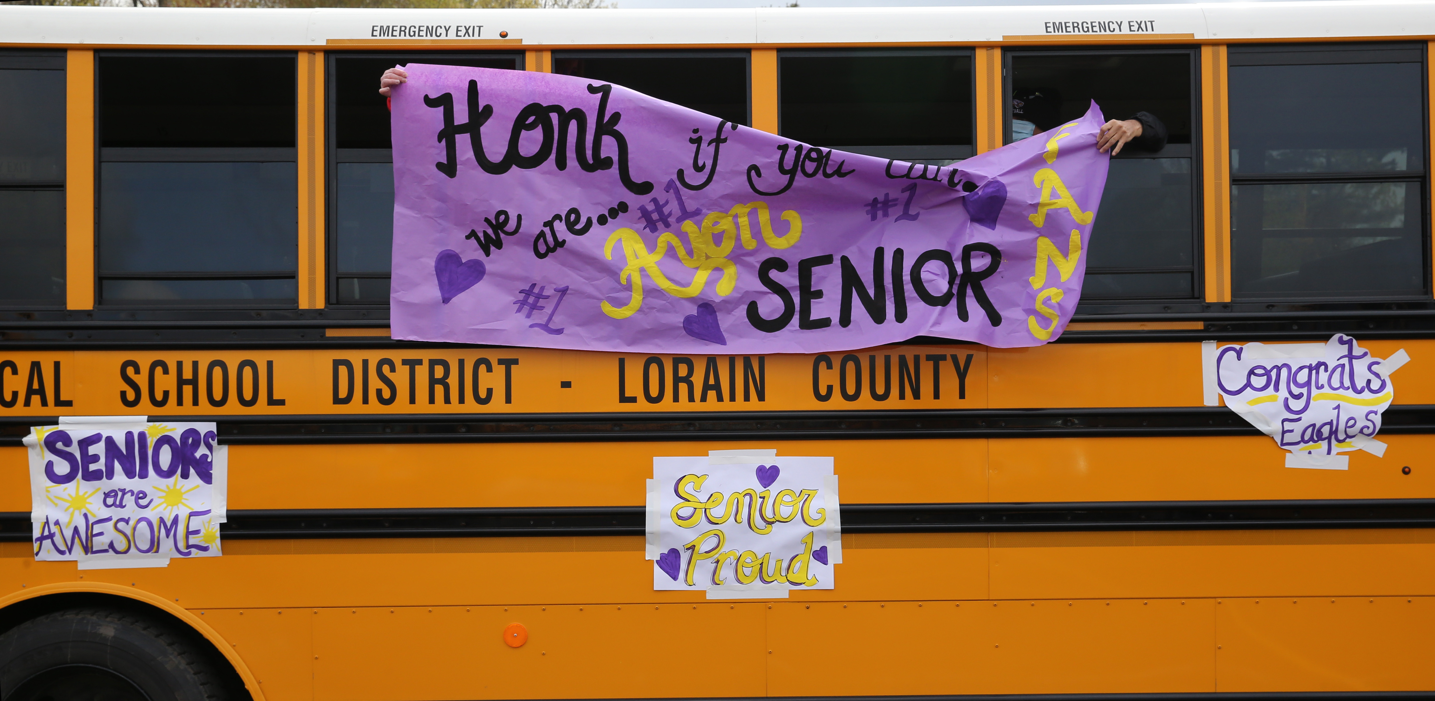 Avon High School uses school buses to deliver senior graduation signs